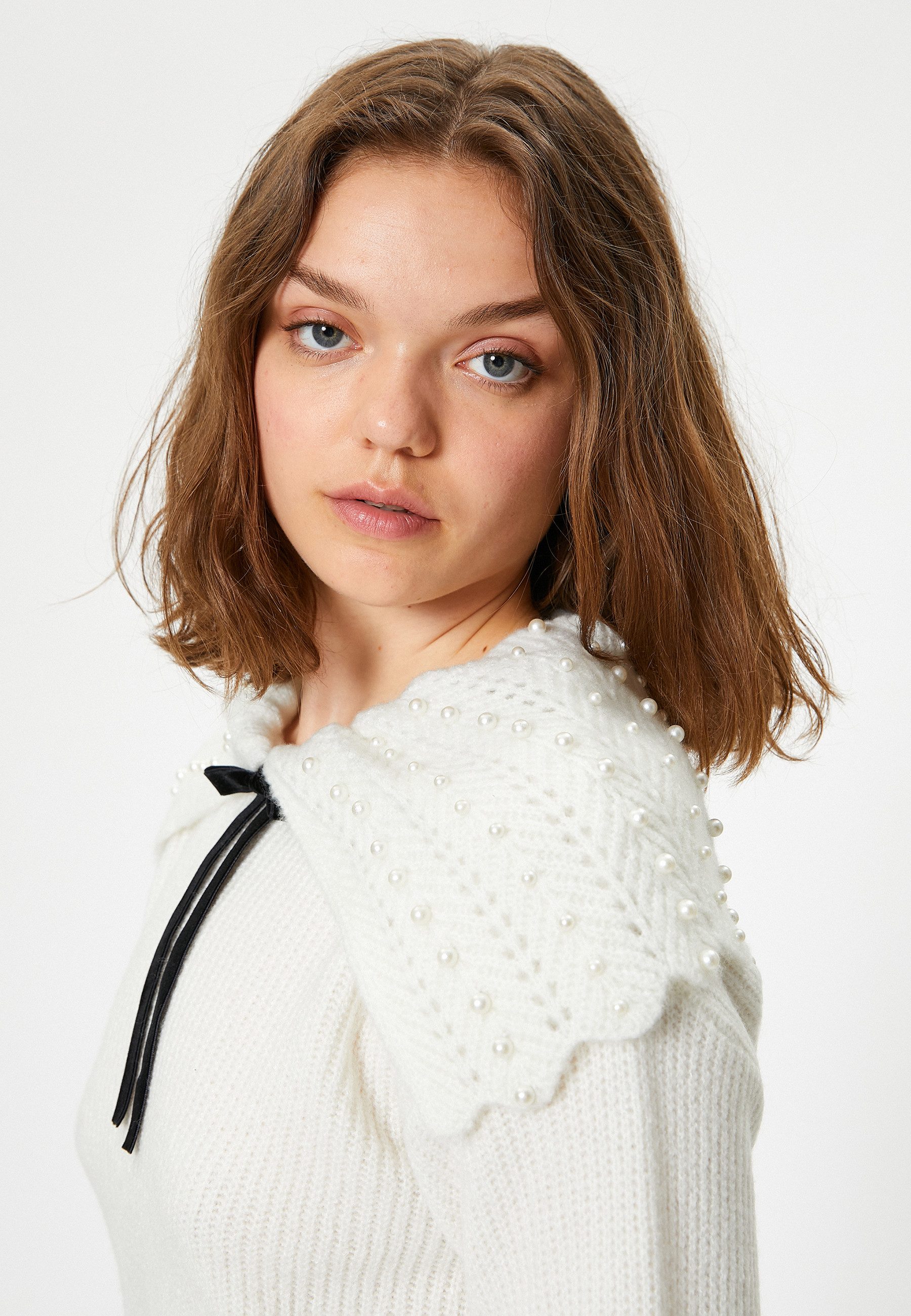 Schalkragenpullover Umschlagkragen Mit Perlendetail