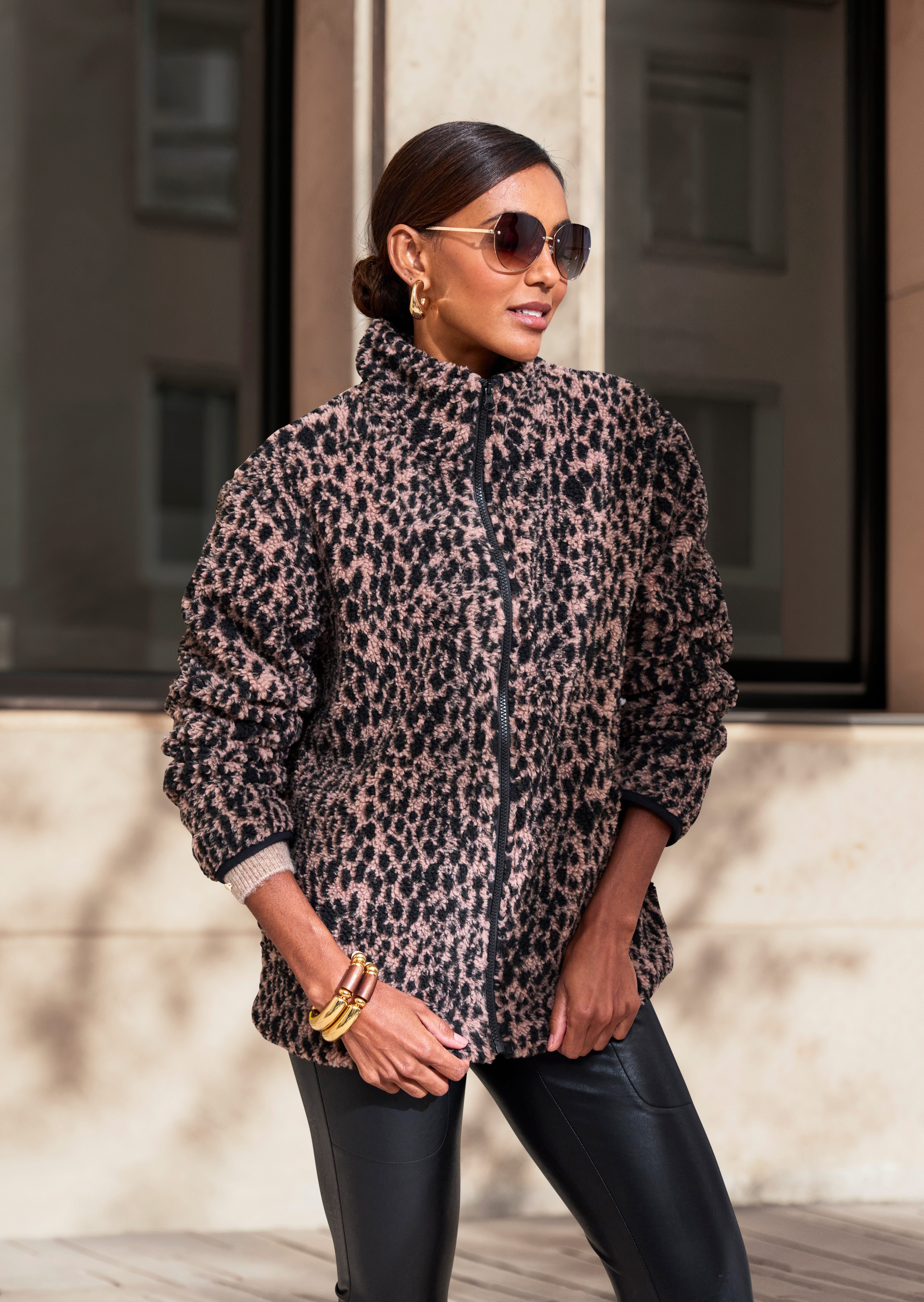 LASCANA Fleecejacke mit elegantem Leo-Muster – Bild 3 von 5