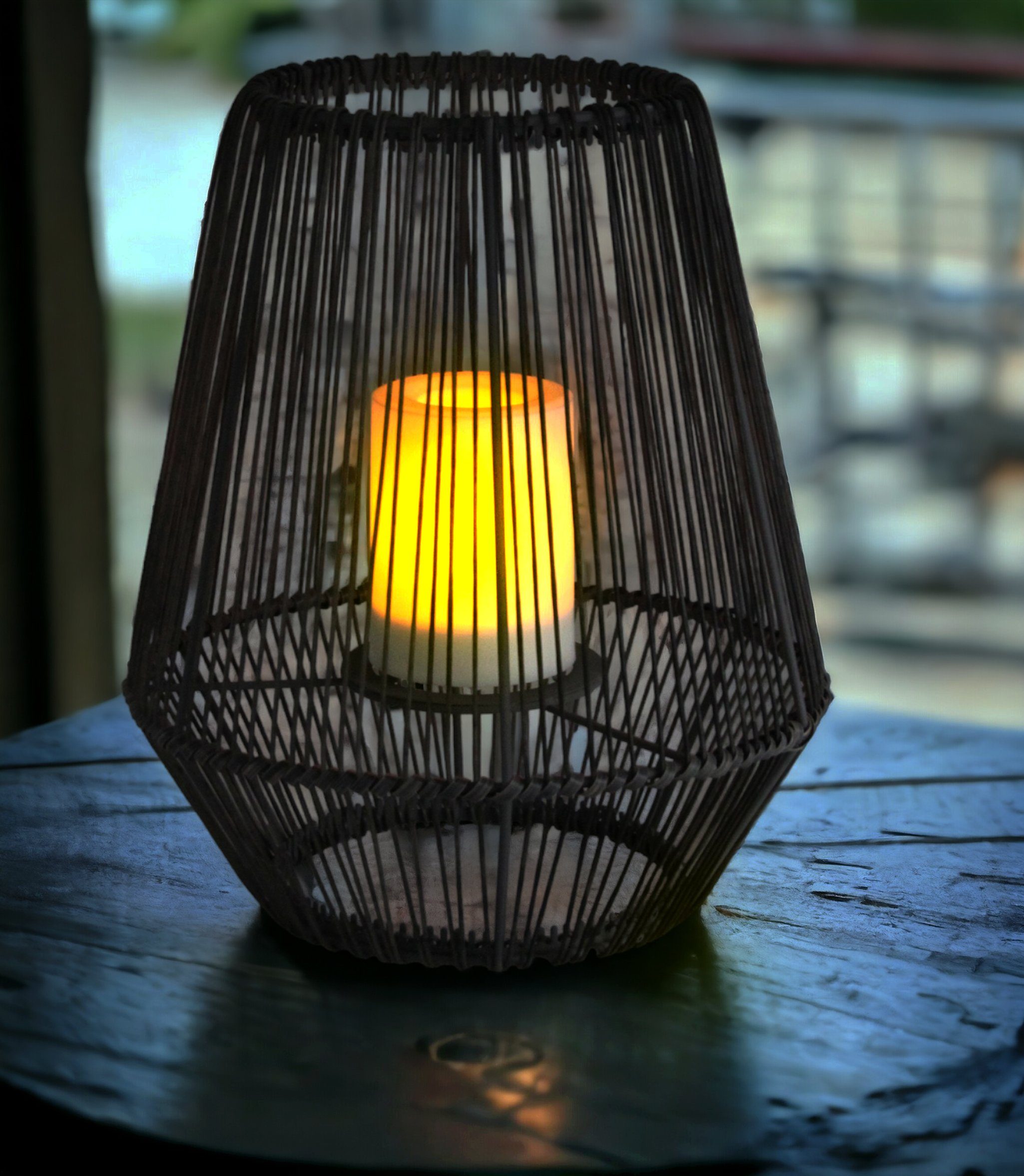 Arnusa LED Solarleuchte Laterne mit Solarkerze LED Stehlampe Dekoleuchte Rattan Optik, Kerzeneffekt, LED fest integriert, warmweiß, Indoor und Outdoor modernes  – Bild 5 von 5