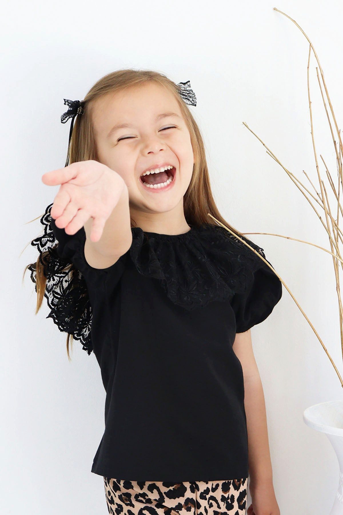 Kurzarmshirt Schwarzes T-Shirt mit Spitzendetails am Kragen