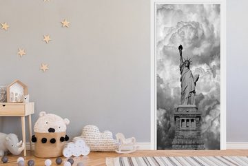 MuchoWow Türtapete Freiheitsstatue in New York an einem bewölkten Tag in schwarz-weiß, Matt, bedruckt, (1 St), Fototapete für Tür, Türaufkleber, 75x205 cm