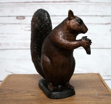 Bronzeskulpturen Skulptur Bronzefigur sitzendes Eichhörnchen mit Eichel