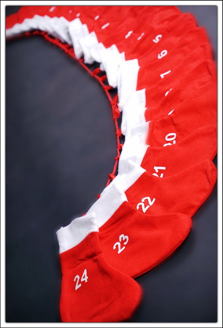 Spetebo befüllbarer Adventskalender Adventskalender mit 24 Socken zum Befüllen - 195cm, zum befüllen