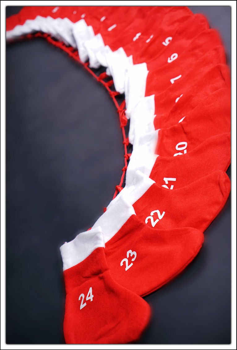 Spetebo befüllbarer Adventskalender Adventskalender mit 24 Socken zum Befüllen - 195cm (Set, 24-tlg), zum befüllen