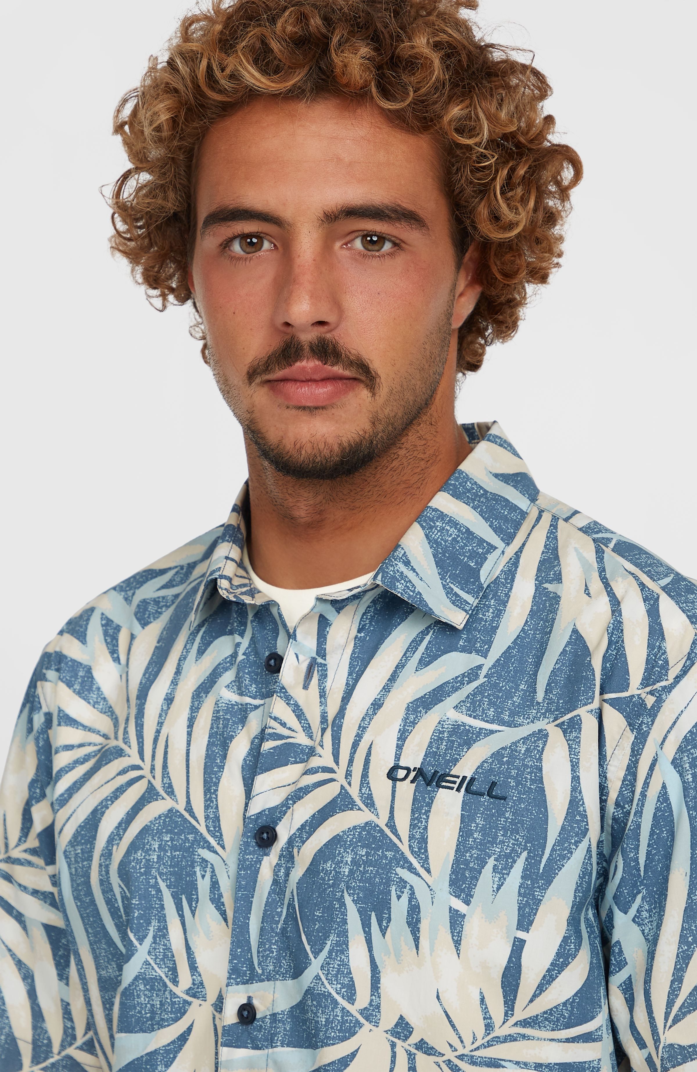 O'Neill Kurzarmhemd O'NEILL PRINT SHIRT vom Surfen inspiriertes Print-Design, mit funktioneller Knopfleiste