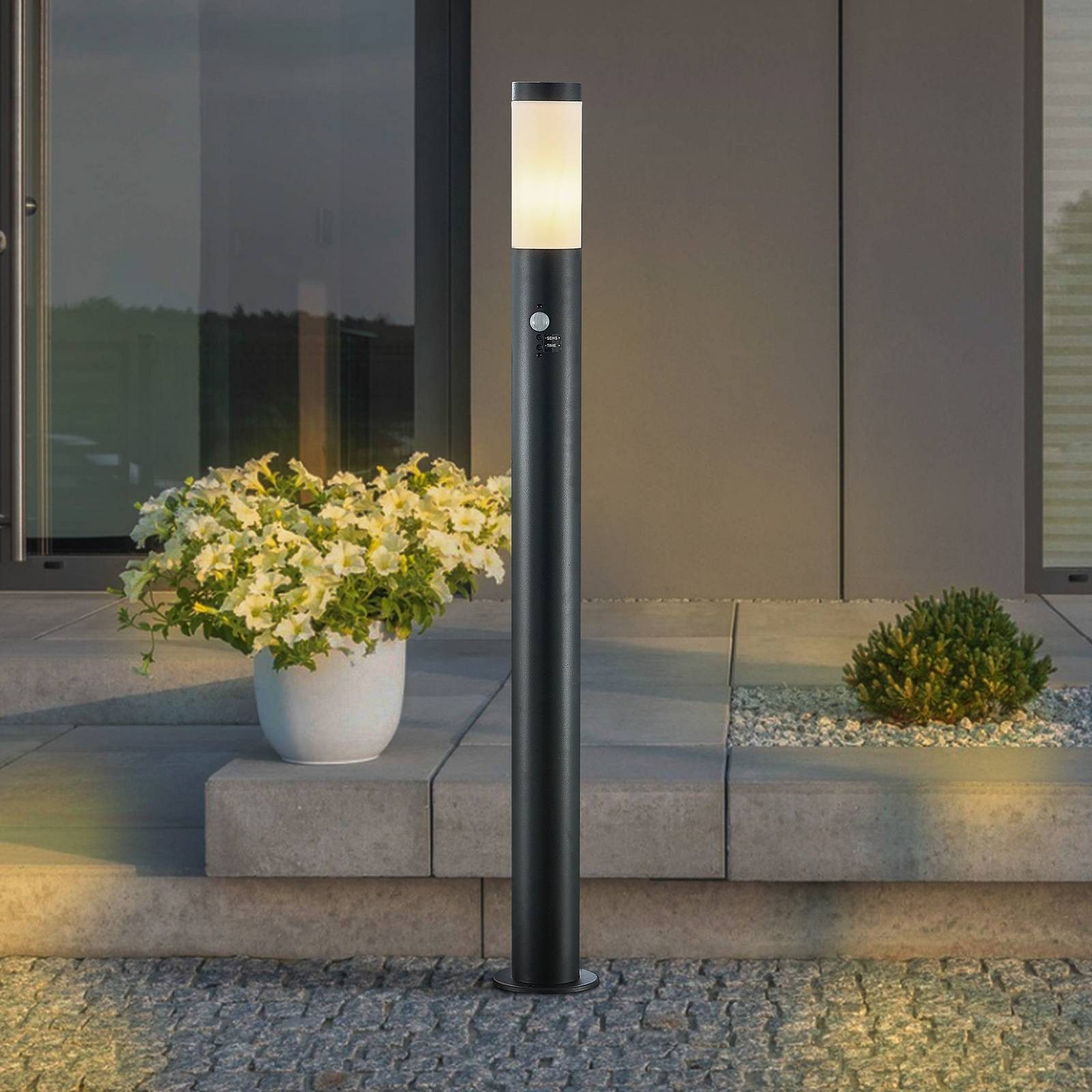 Lindby Außen-Stehlampe Statius, Metall, Schwarz IP44mit Bewegungsmelder, 1 x 15 W LED