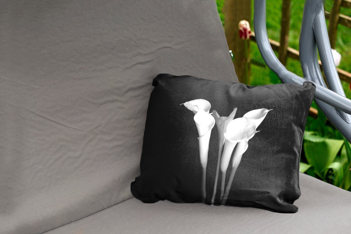 MuchoWow Dekokissen Eine Nahaufnahme auf Outdoor-Dekorationskissen, Kissenhülle von Calla-Lilien-Blüten Hintergrund, Dekokissenbezug, schwarzem Polyester
