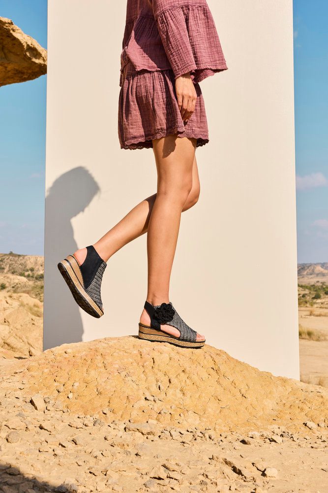 Rieker Schaftsandalette Keilsandale, Sommerschuh, Plateausandalette mit Blüte