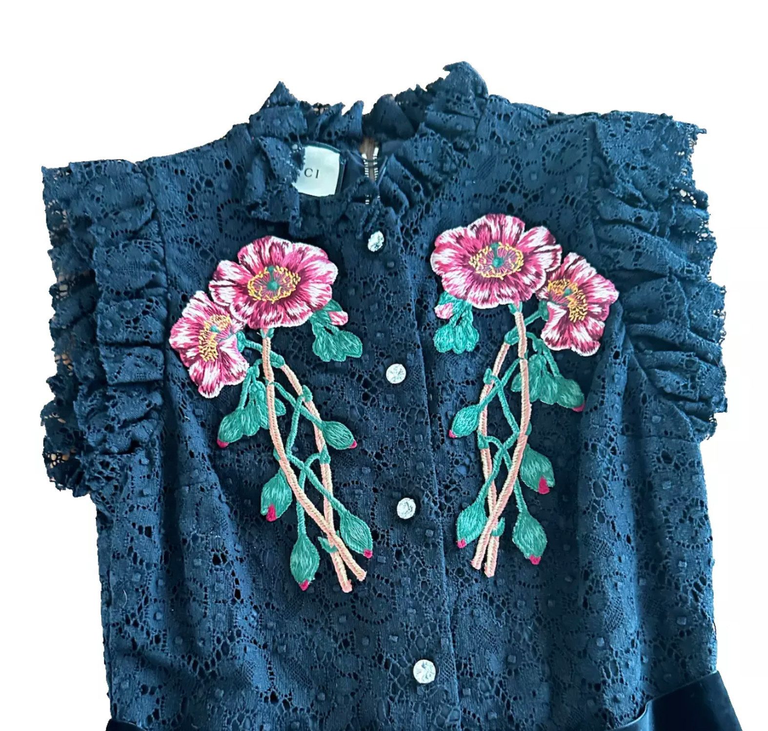 GUCCI Midikleid Ball Kleid aus hochwertiger Spitze und mit floralen Stickereien Hochwertige Spitze mit Samtband, Rüschen an Kragen