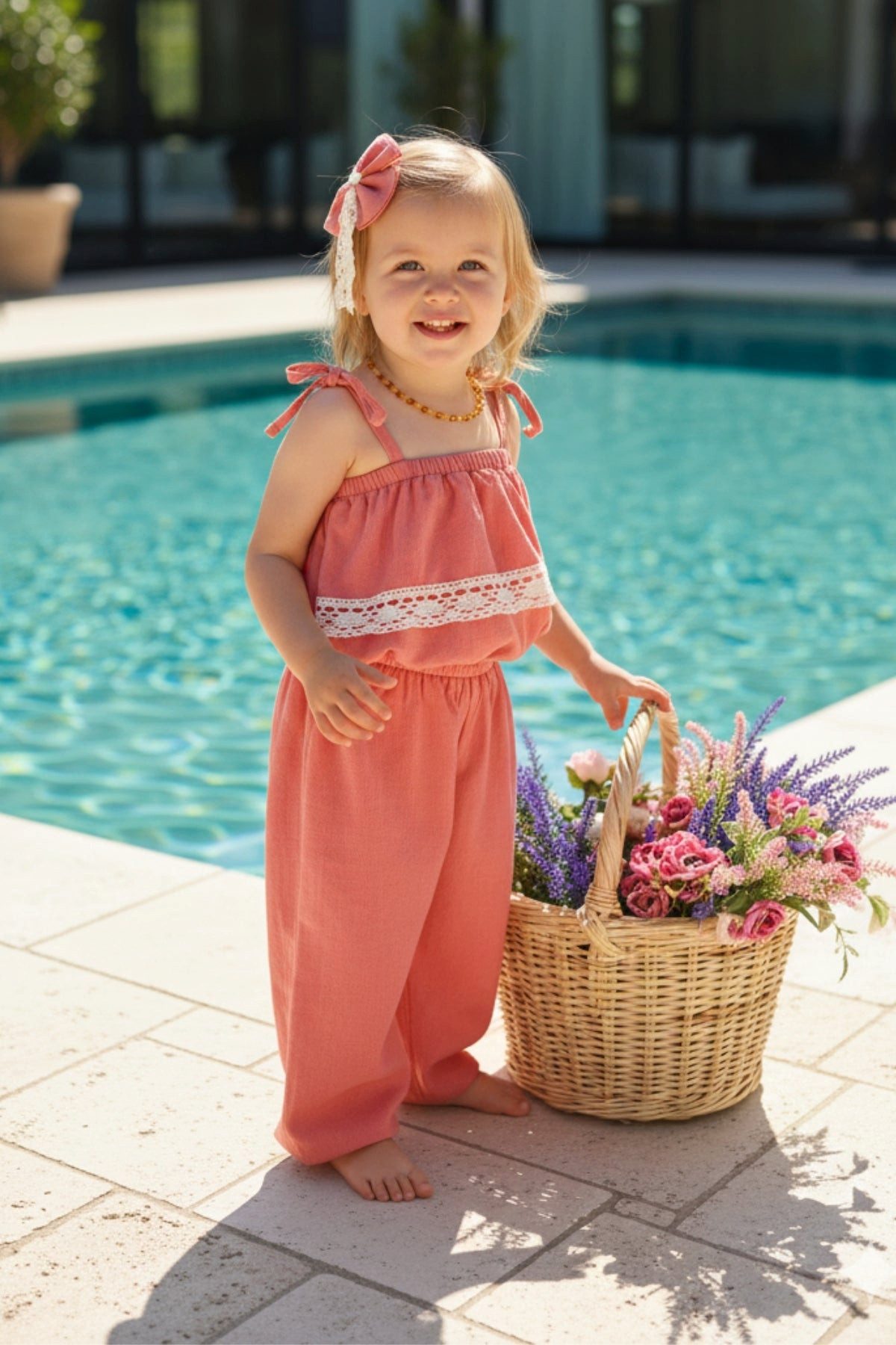 Overall Lachsfarbener Jumpsuit mit Spitzendetails, schmale Träger - Haarspange