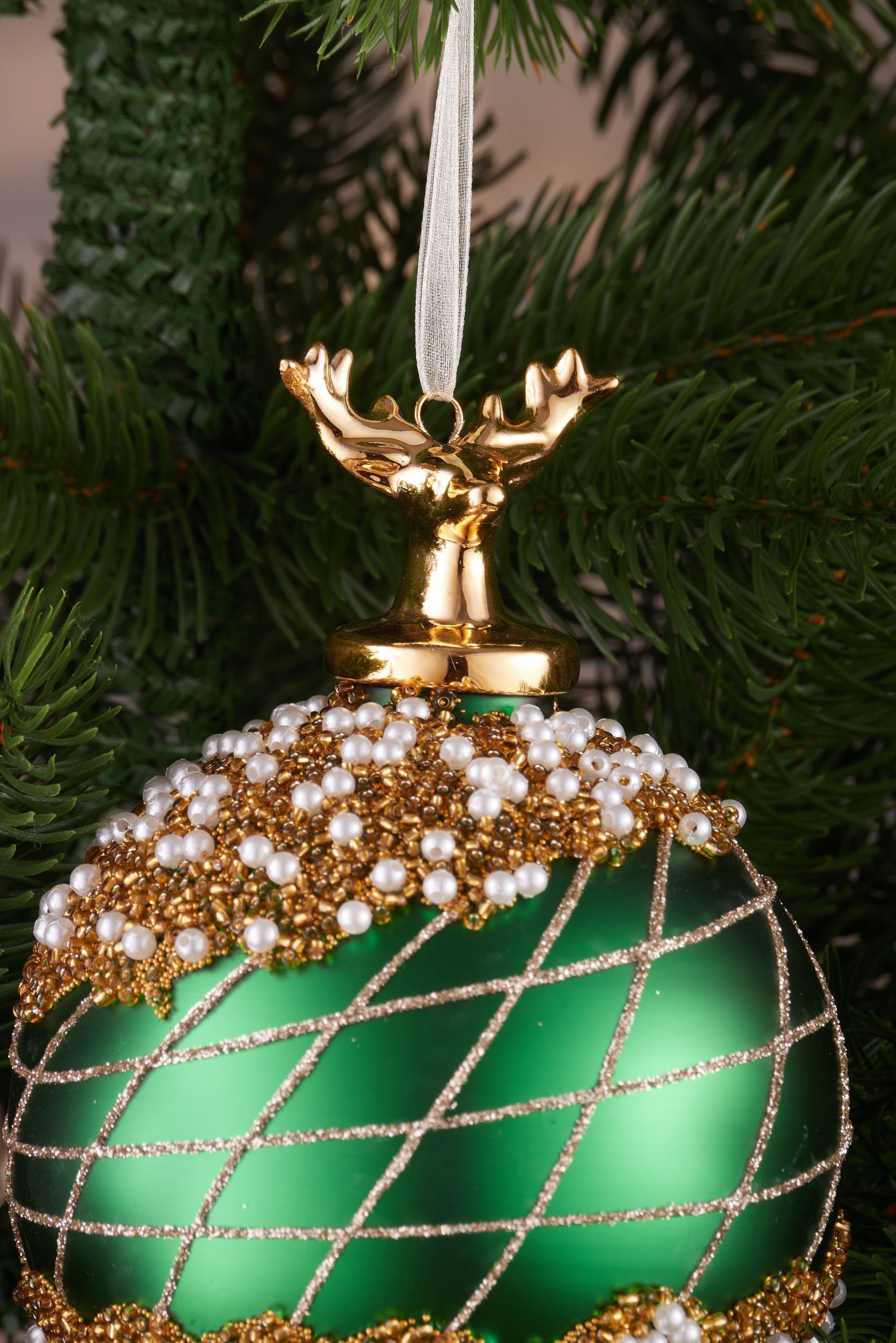 BRUBAKER Weihnachtsbaumkugel Premium Weihnachtskugel mit Porzellan Figur - Handdekorierte Baumkugel (1 St), 10 cm Christbaumschmuck aus Glas mit Perlen Dekorationen und Glitzer