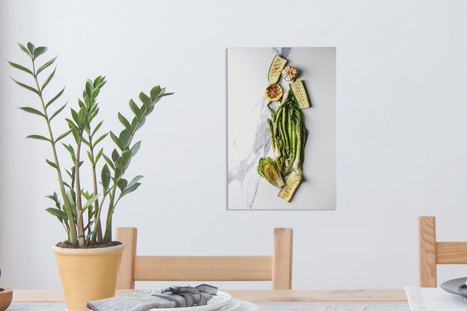 Gemüse gegrilltem Gemälde, inkl. weißem cm Leinwandbild bespannt Draufsicht Zackenaufhänger, fertig St), mit Leinwandbild auf (1 Hintergrund, Essen 20x30 OneMillionCanvasses® auf