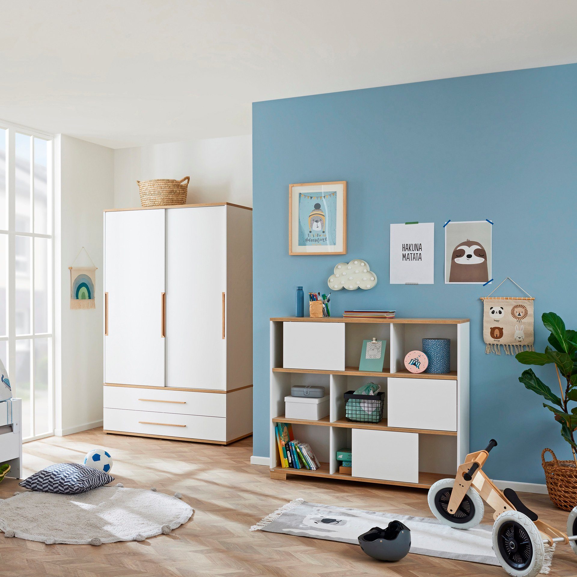 PAIDI Standregal YOLANDA in Weiß mit Eiche-Dekor, 9 Fächer mit 3 Schiebetüren, 127 cm Breite, langlebiges Regal aus Holz, Soft-Close