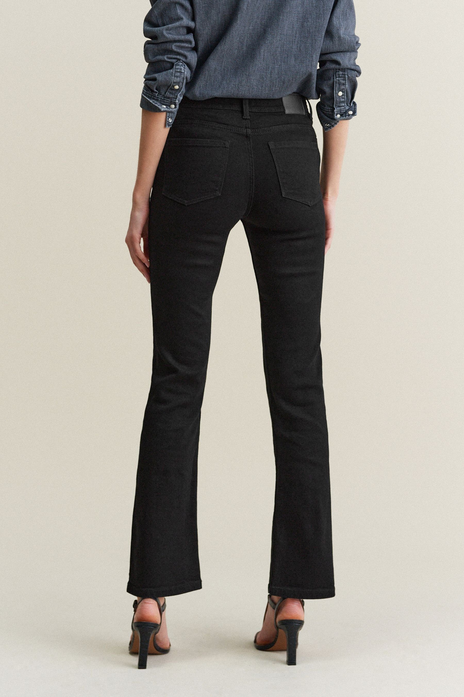 Superweiche Bootcut-Jeans Bootcut-Jeans Next Black (1-tlg)