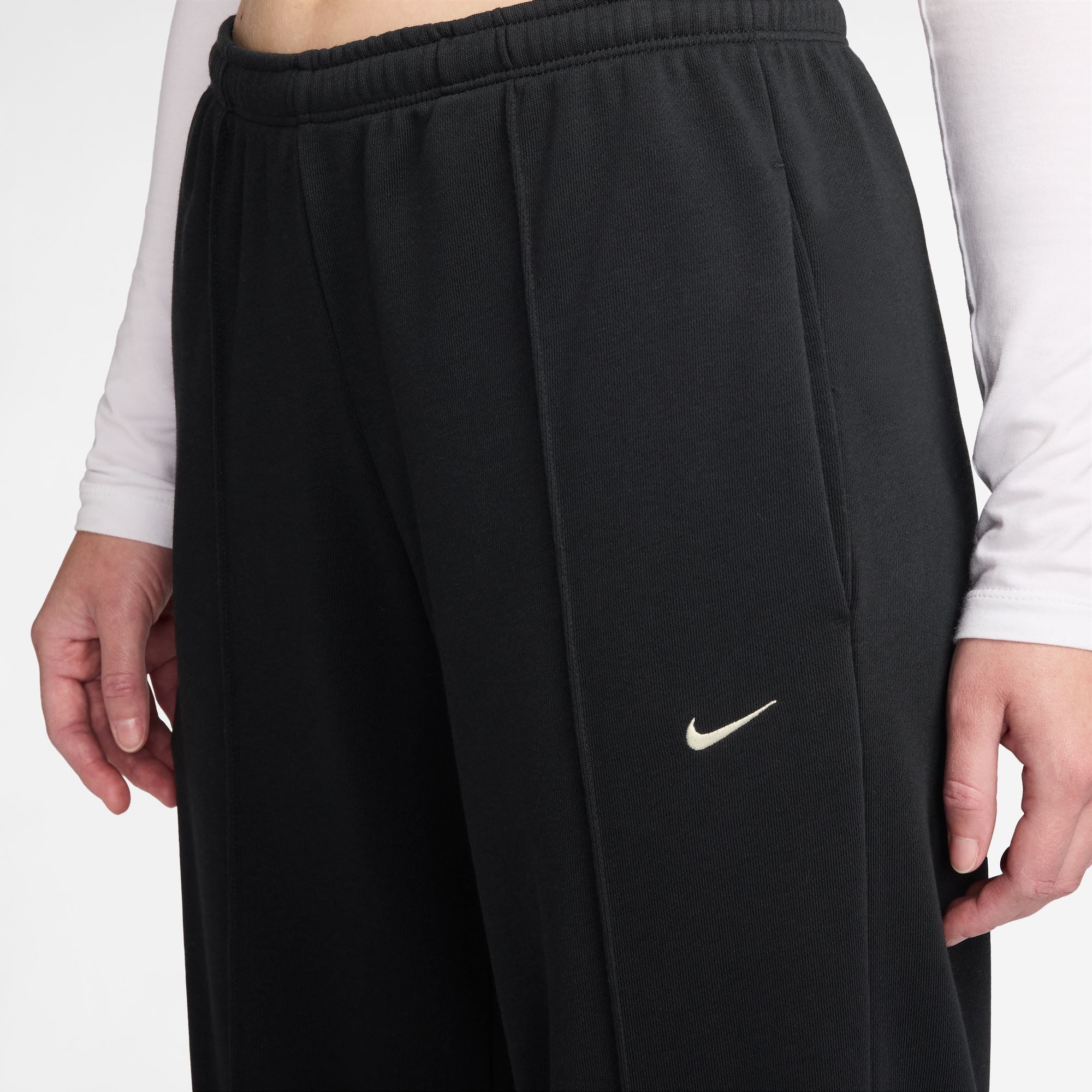 Nike Sportswear Sporthose W NSW OFFLN CHLL FT OH MR PANT aus Baumwolle und Polyester, mit elastischem Bund, lockerer Schnitt