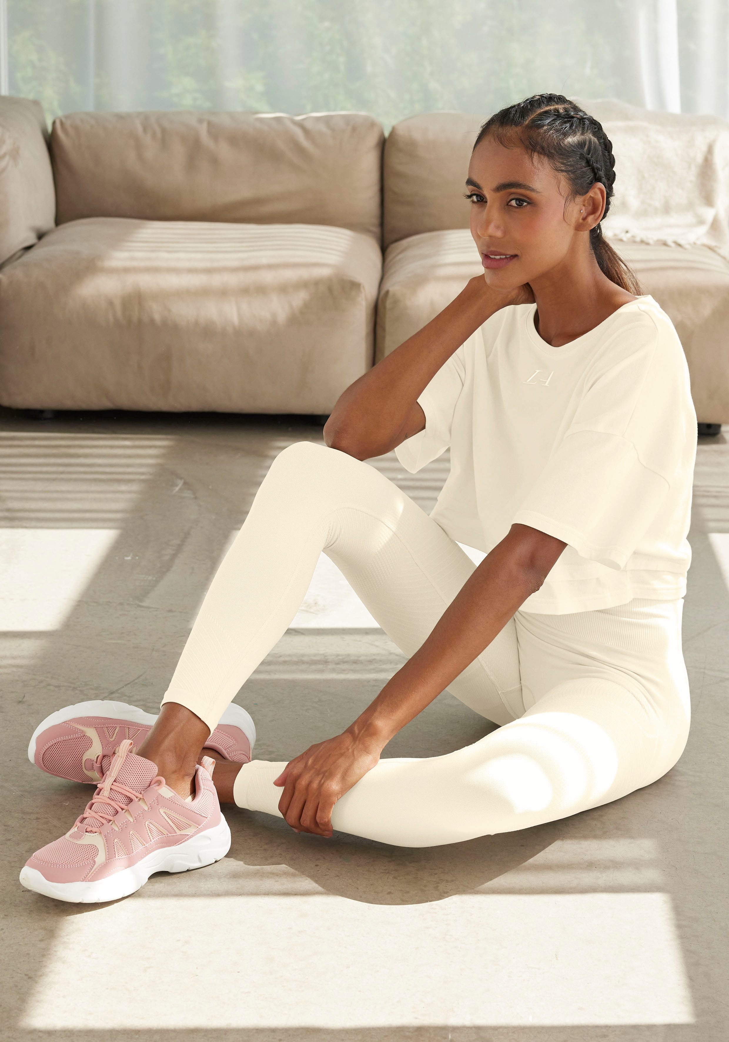 LASCANA Kurzarmshirt T-Shirt, weite Form mit Lagen-Look – Bild 5 von 5