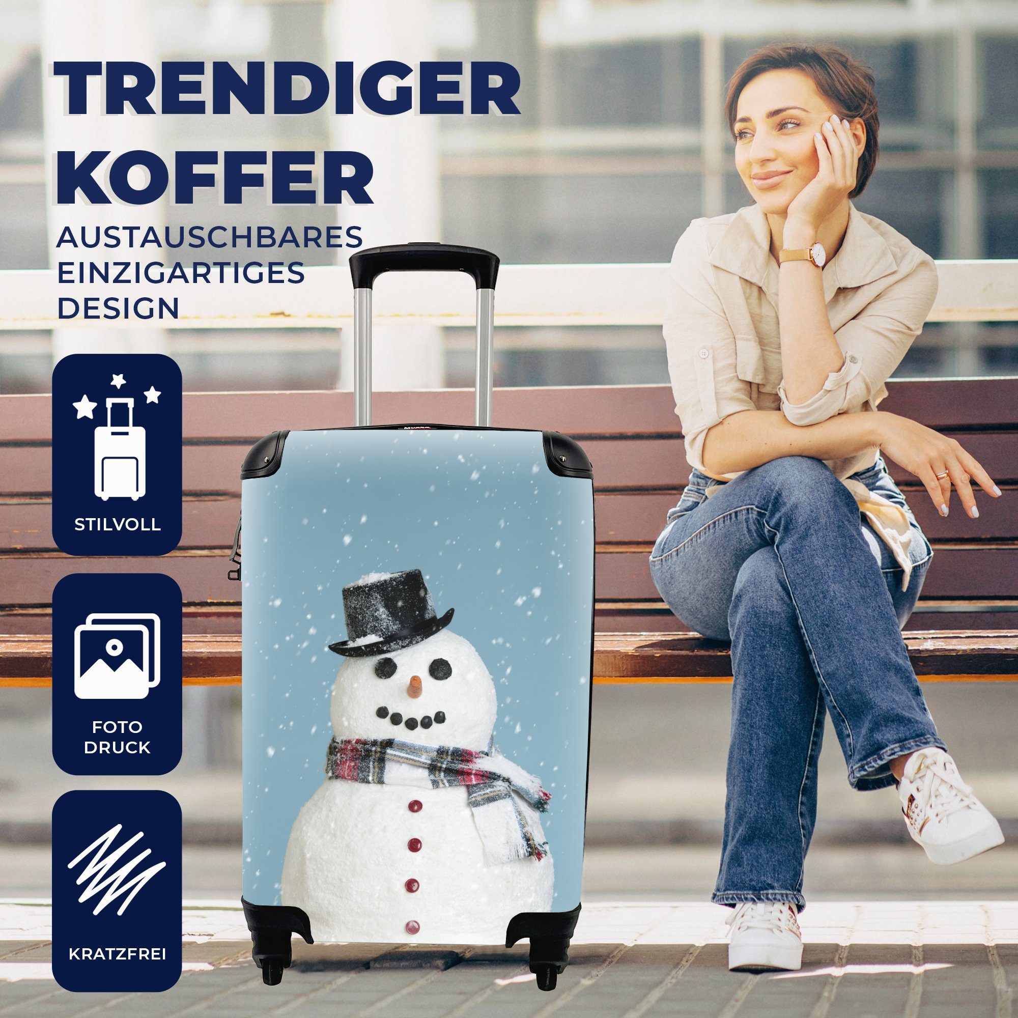MuchoWow Handgepäckkoffer Ein Weihnachten Schneemann hellblauen, zu mit glücklicher Trolley, 4 einem für rollen, Handgepäck Reisekoffer Reisetasche Ferien, mit Rollen