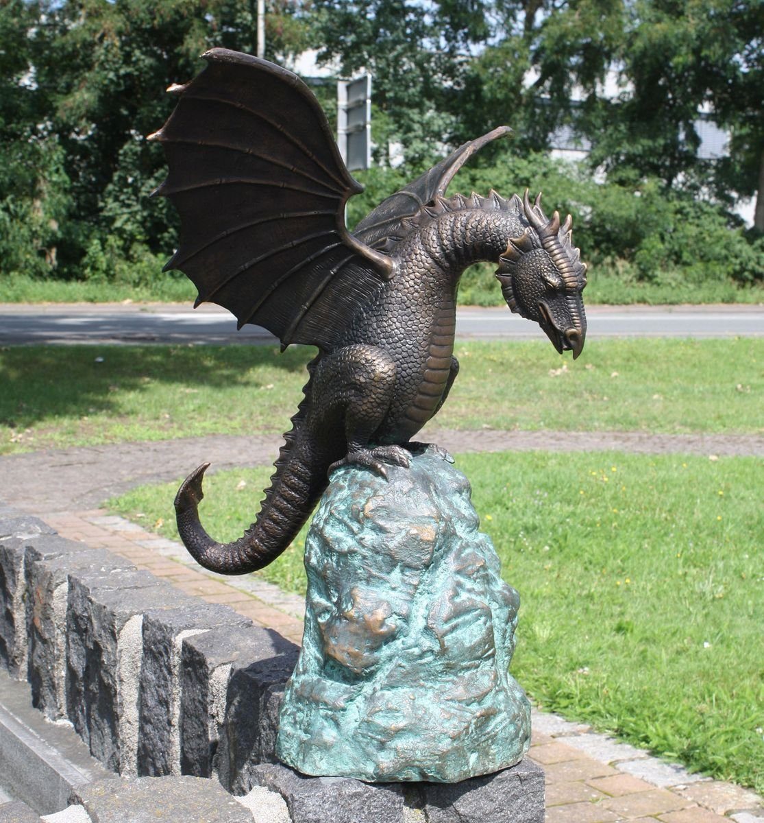 Bronzeskulpturen Skulptur Bronzefigur Drache auf Felsen sitzend Wasserspeier