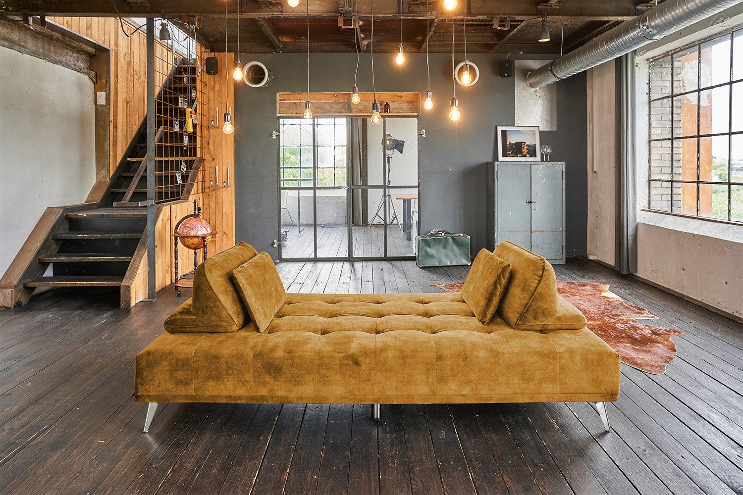 KAWOLA Schlafsofa WIOLO Velvet cognac - Bequeme Liegefläche - Gästebett, Modernes Daybed mit Kissen, Schlafcouch, Wohnzimmer Sofa