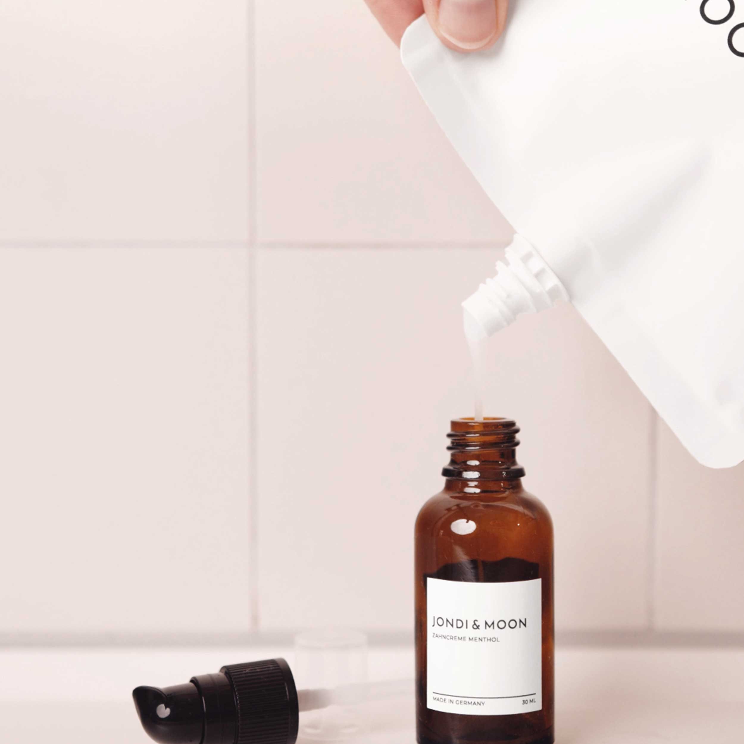 JONDI&MOON Zahnpasta JONDI&MOON Zahncreme Menthol mit Fluorid – nachfüllbar & frisch, (ohne Parabene, PEG's oder Triclosane, kein Mikroplastik) Die erste nachfüllbare Zahnpasta im recycelten Glasspender