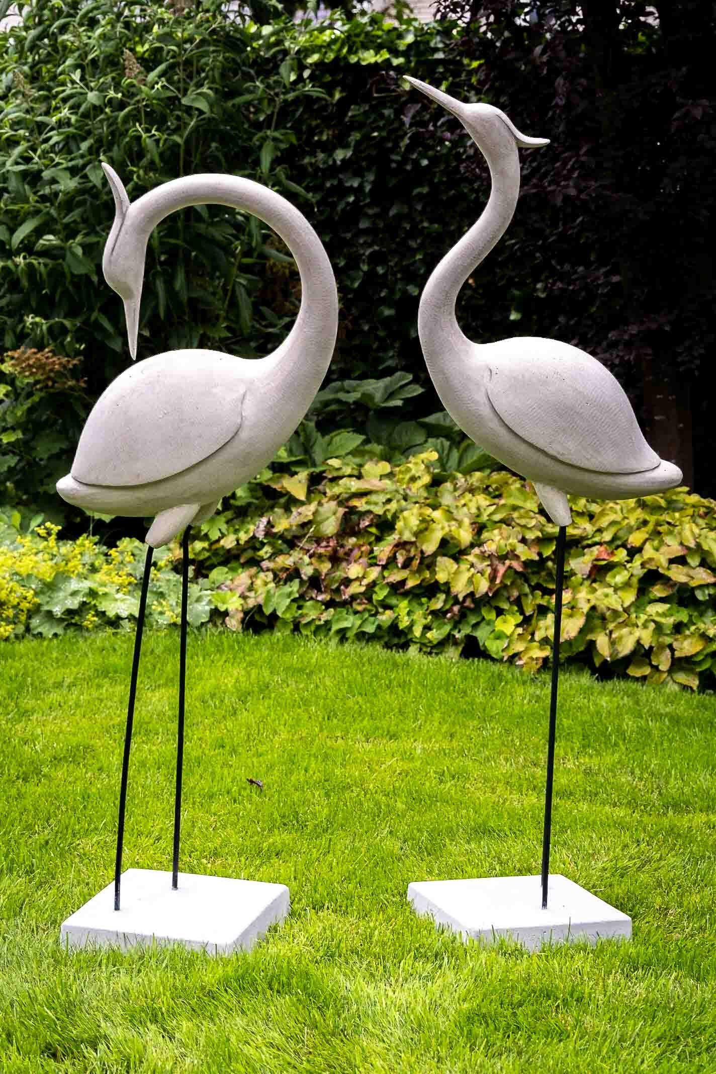 IDYL Dekofigur IDYL Moderne Skulptur Figur Sandsteinguss "Flamingo Paar" mit Metall, Diese Figuren fallen auf durch ihre Schlichtheit und Eleganz. Die dezent strukturierte und matte Oberfläche mit weichen Erscheinungsbild prägen den Charakter dieser Statuen. Beige