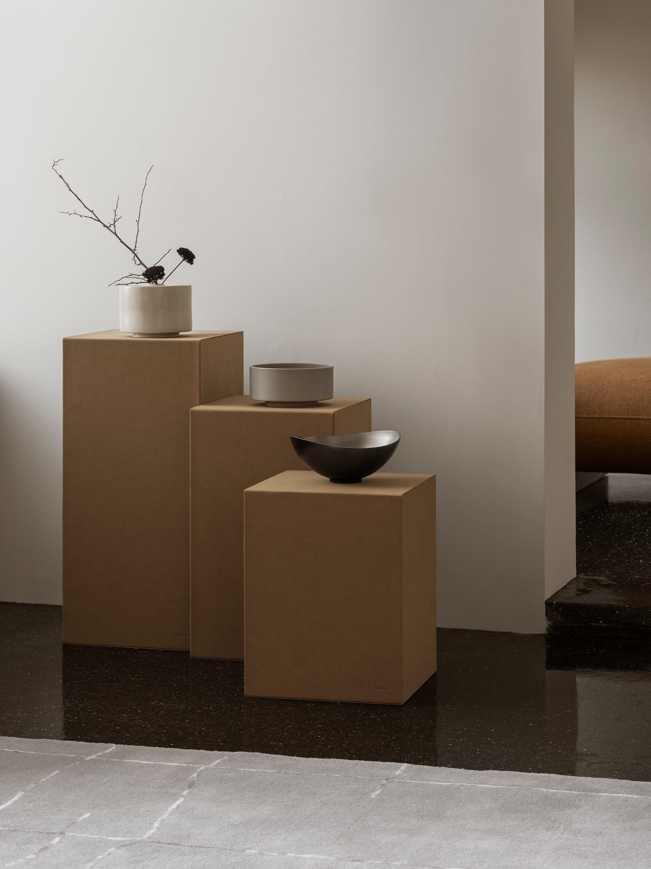 blomus Podest -SAHLA- Dekopodest, Sockel, Wohnaccessoire: Modernes Design, (1-St), Dekopodest, PU-Lederbezug, Stabil, 10kg belastbar