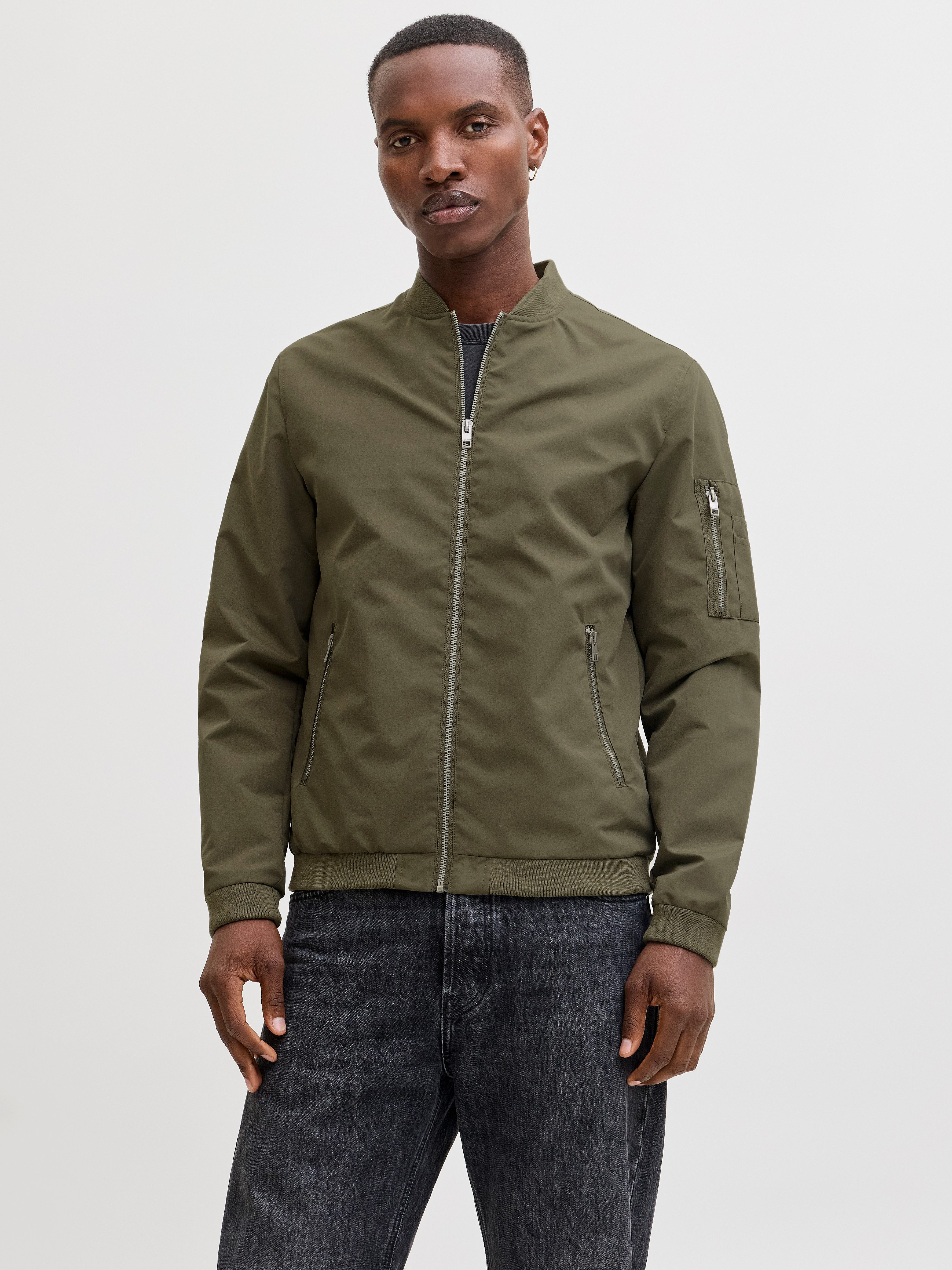 Jack & Jones Blouson JJERUSH mit Stehkragen und Reißverschlusstaschen unifarben, modisch, regular fit, Polyester