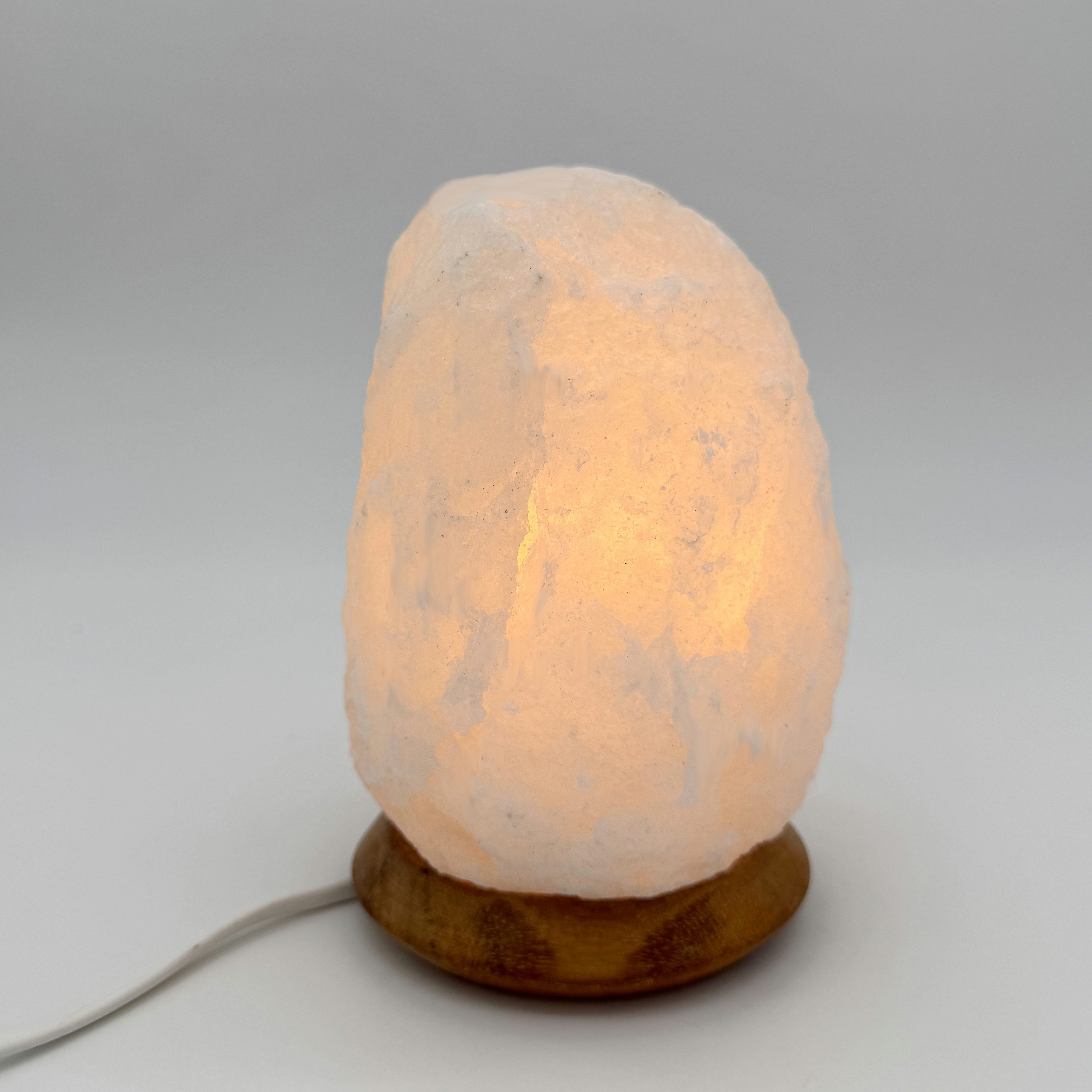 HAF Salzkristall-Tischlampe Salzlampe Naturform 2-3kg Weiß Salzkristalllampe inkl. Fassung + Birne, Leuchtmittel wechselbar, Warmweiß/Rosa, Handgefertigt - jeder Stein ein Unikat
