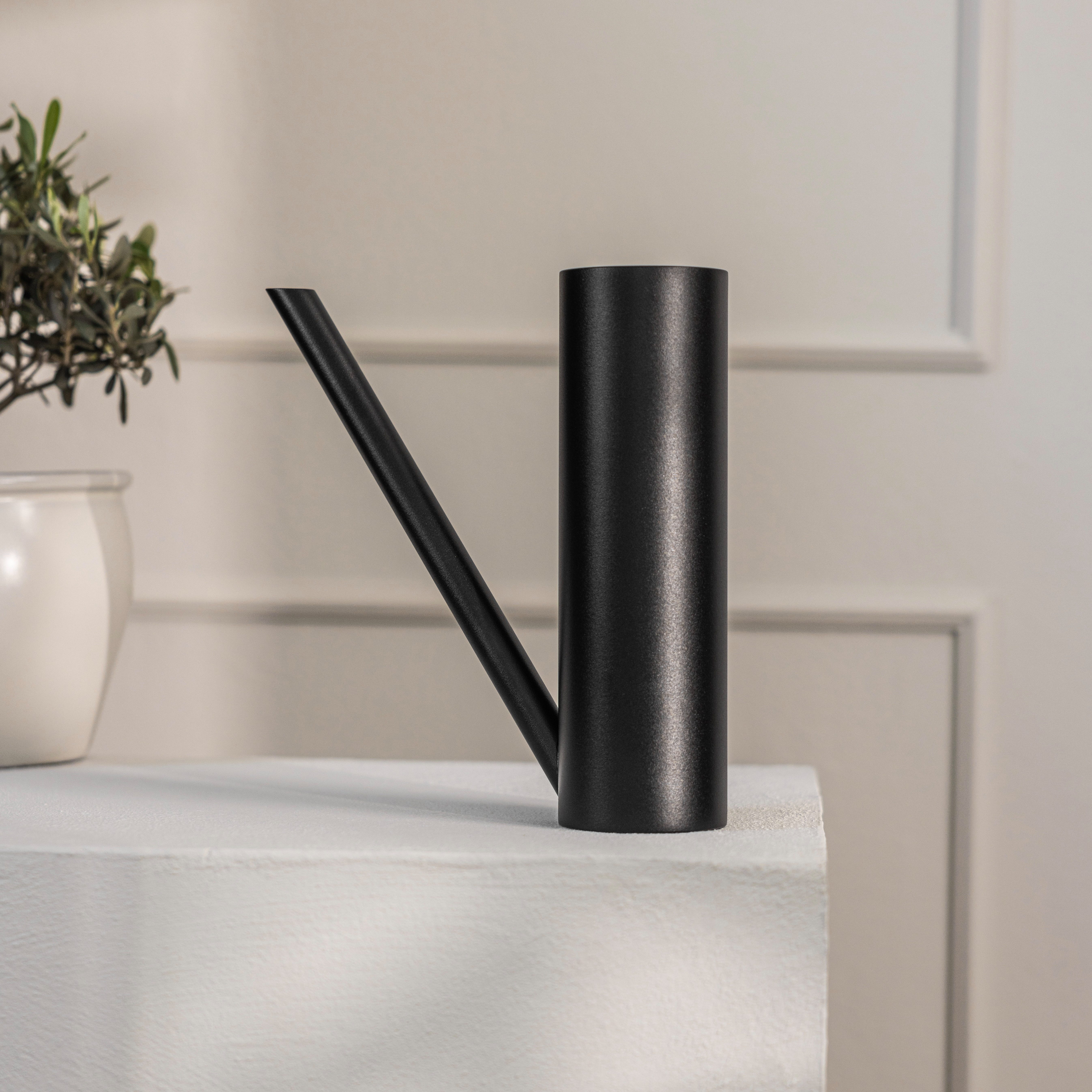 Metallbude Gießkanne YAMIRA, minimalistisch und elegant, aus pulverbeschichtetem Eledelstahl, 950ml