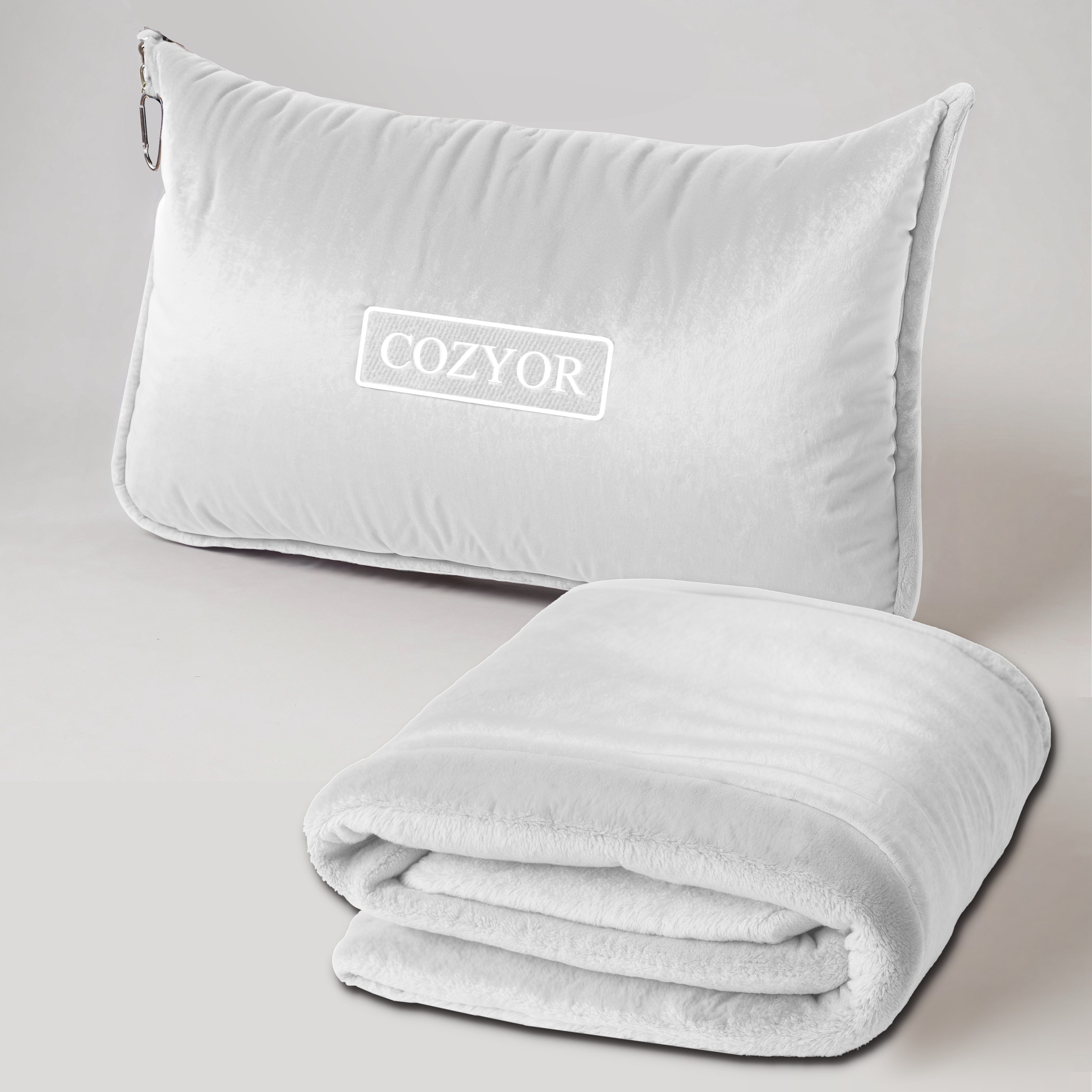 Cozyor Reisekissen und Reisedecke 2 in 1, Reiseset kuschelig weich + Rucksack-Clip, & mit praktischer Befestigung für Koffer, weiß Purity Serie, 1-tlg., Verwandlungskissen, Flugzeugdecke für unterwegs wahlweise mit Nackenkissen & Augenmaske