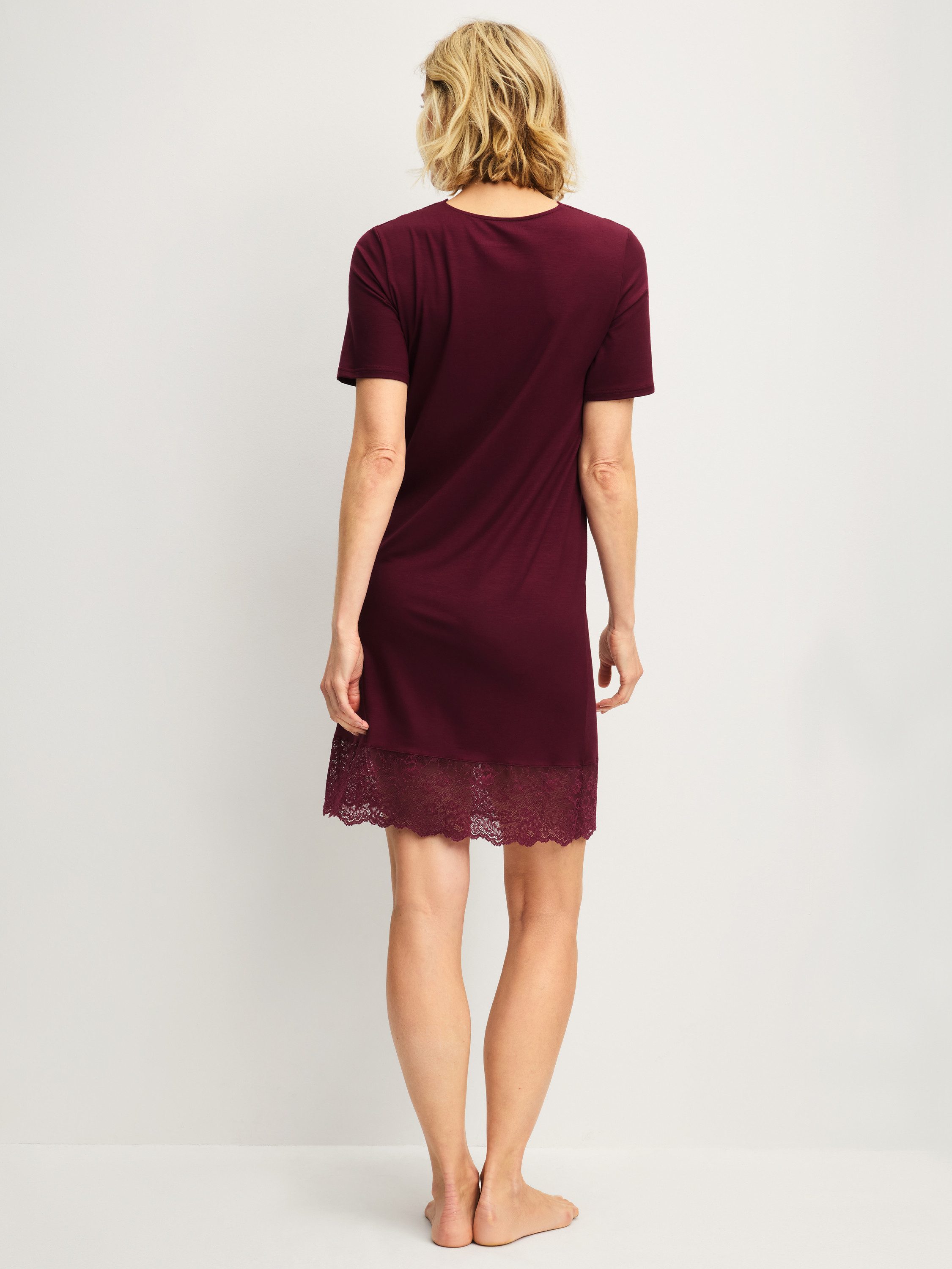 CALIDA Nachthemd Elegant Dreams Damen (1-tlg) spitzenverzierter V-Ausschnitt, weich und fließend