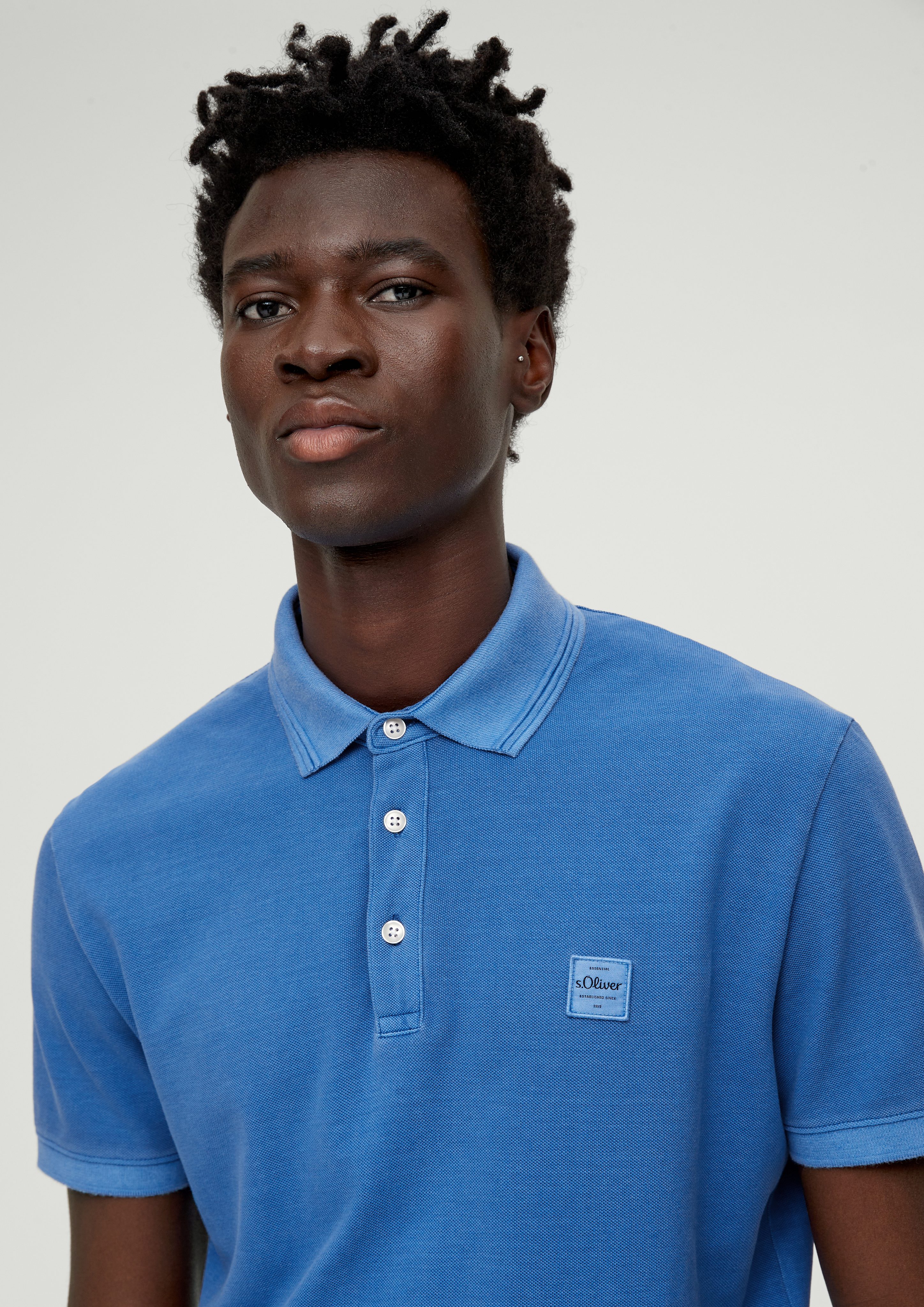 s.Oliver Poloshirt Polo-Shirt mit Logo-Patch Garment Dye, Label-Patch tiefblau