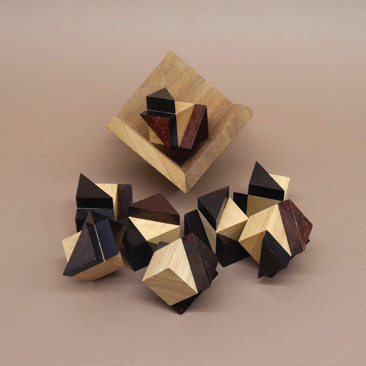 ROMBOL Denkspiele Spiel Octagon, anspruchsvolles 3D Puzzle mit 8 Würfeln, Denkspiel, Holzpuzzle