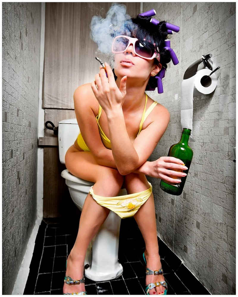 Wallario Poster, Kloparty - Sexy Frau auf Toilette Zigarette & Schnapsflasche - farbig, in verschiedenen Ausführungen