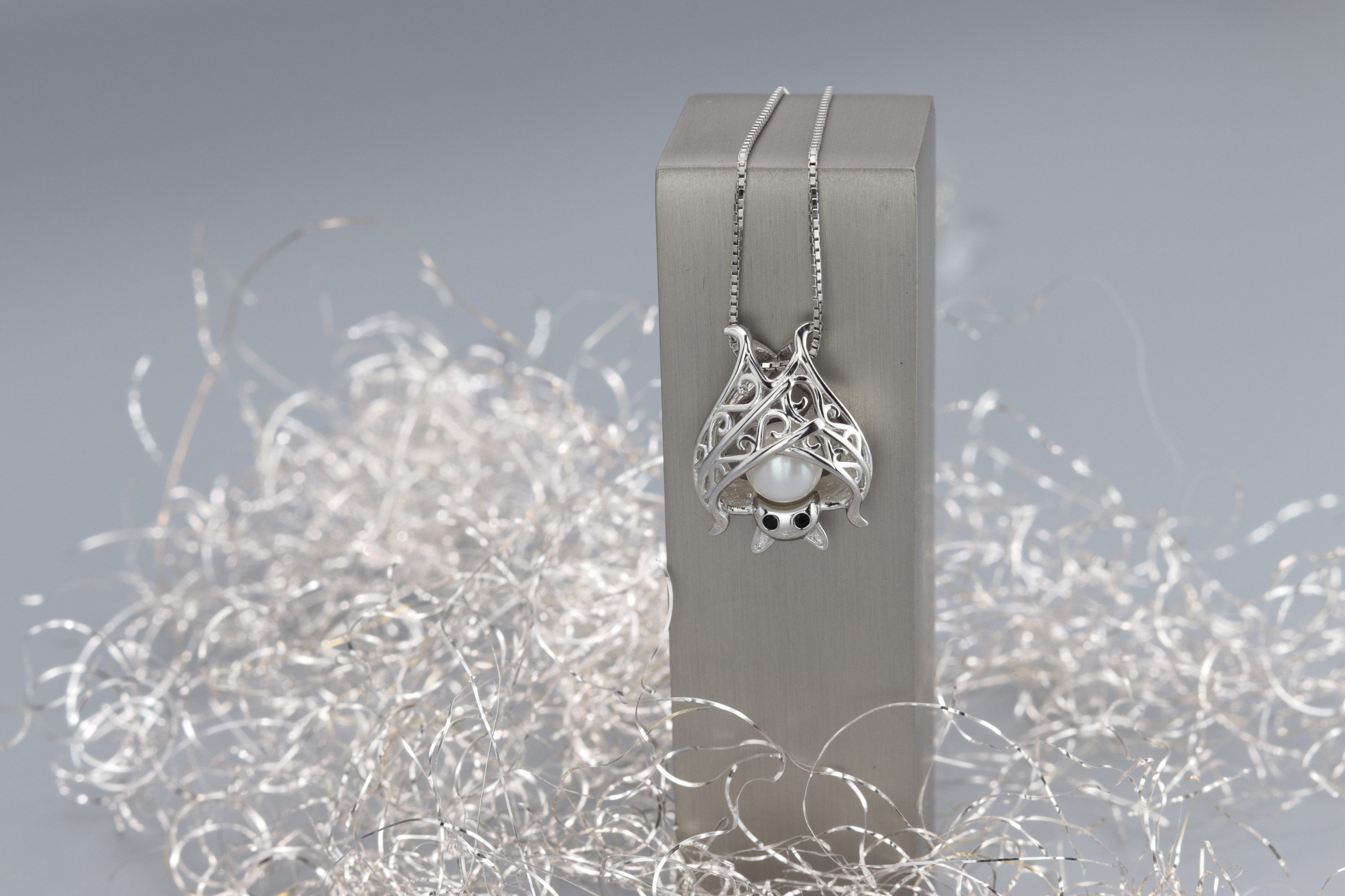 SCHEPPE SCHMUCK Kettenanhänger Fledermaus in 925 Sterling Silber mit echter weißer Frischwasser Perle (1-tlg)