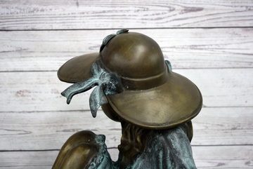 Bronzeskulpturen Skulptur Bronzefigur sitzendes Mädchen mit Hut