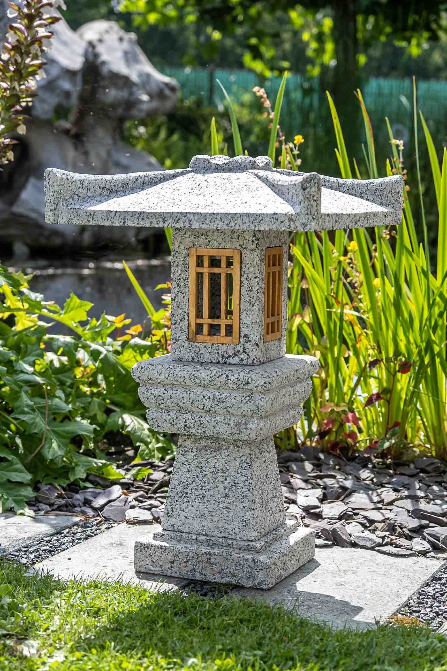 IDYL Gartenfigur Granit Tankimi mit Holzfenster, Granit – ein Naturprodukt – sehr robust – witterungsbeständig gegen Frost, Regen und UV-Strahlung.