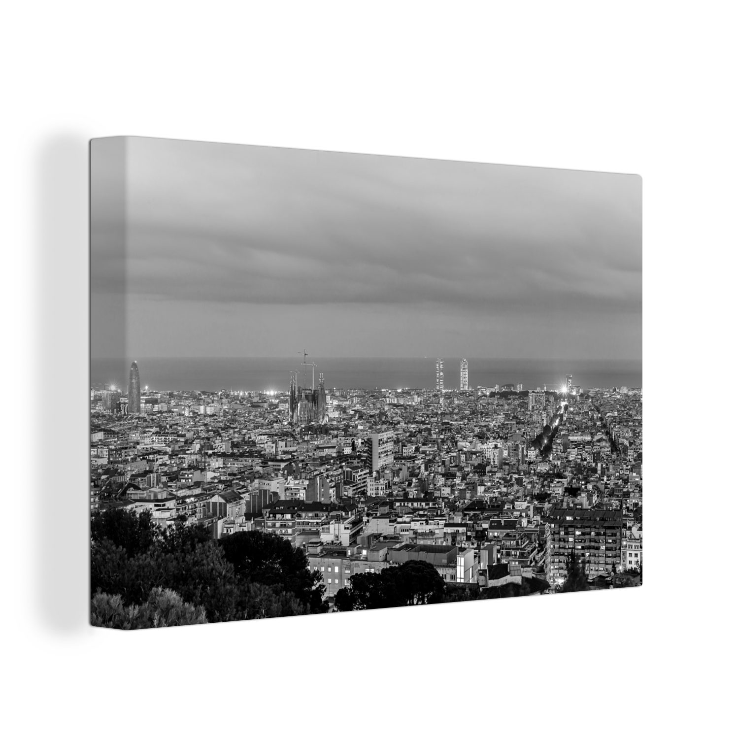 OneMillionCanvasses® Leinwandbild Barcelona Skyline in der Abenddämmerung - schwarz und weiß, (1 St), Wandbild für alle Wohnbereiche, Gemälde, XXL, großes, 120x80 cm