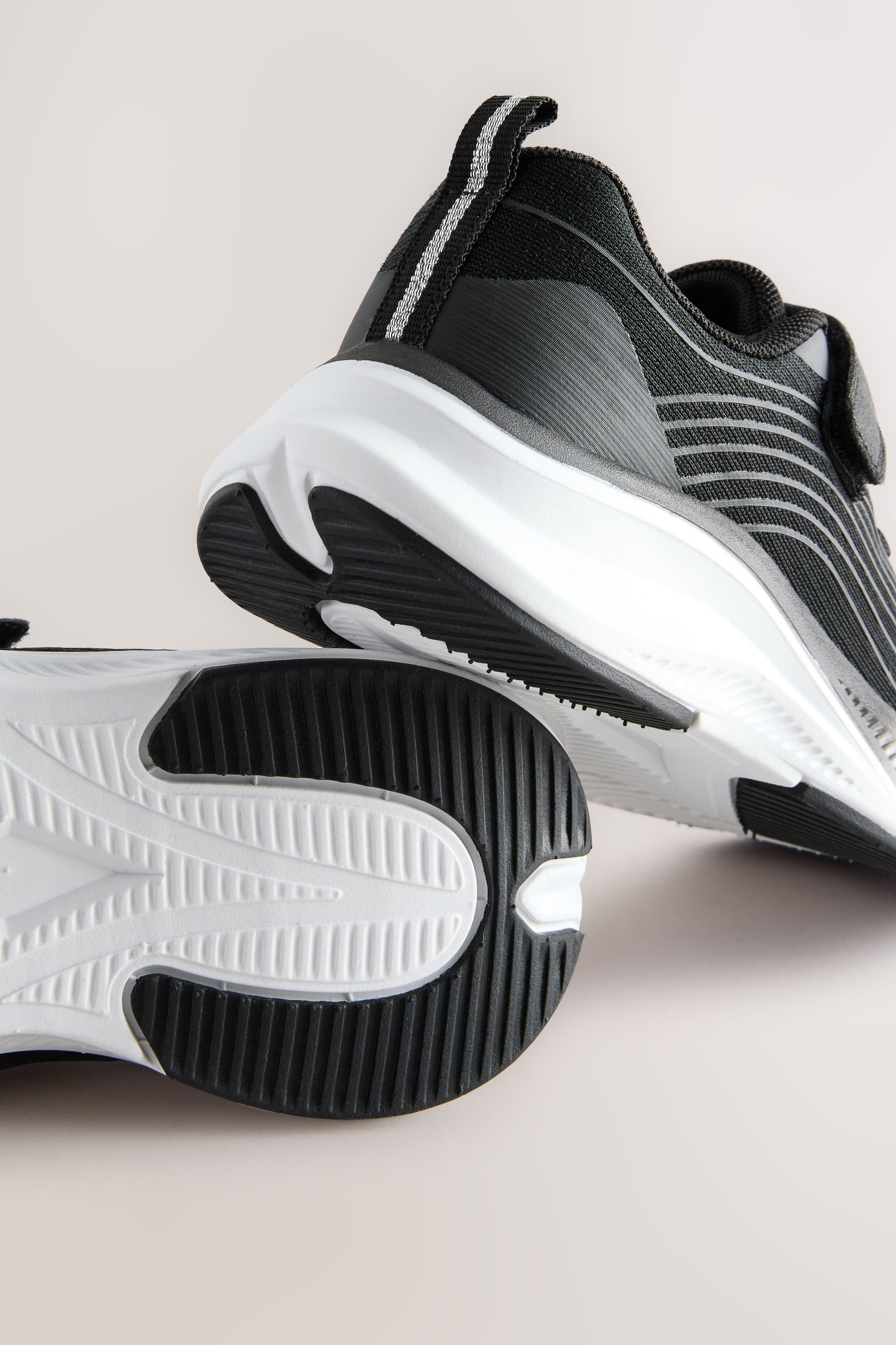 Next Schulturnschuhe mit elastischen Schnürsenkeln Sneaker (1-tlg)