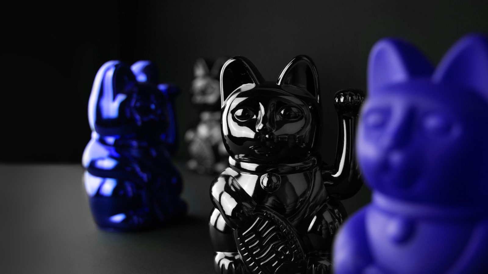 Donkey Products Dekofigur Lucky Cat Classic Winkekatze schwarz 15cm