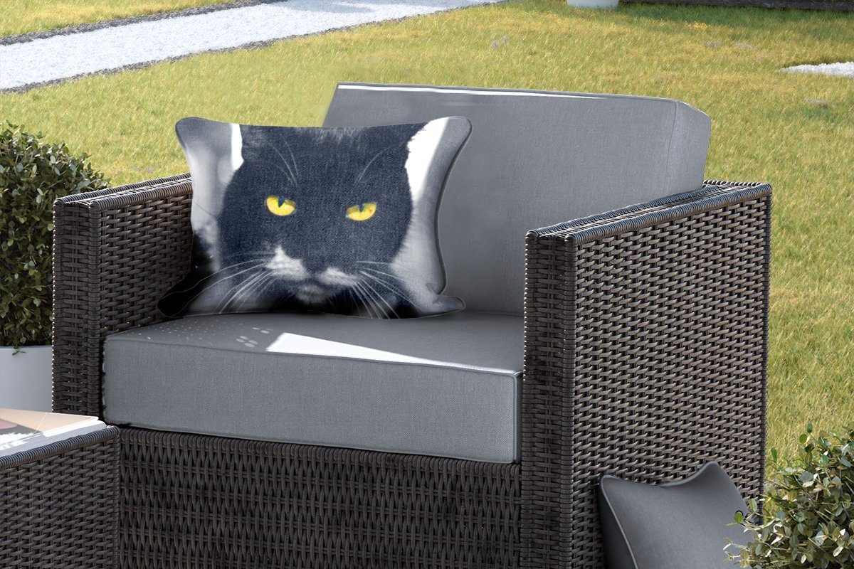 MuchoWow Dekokissen Schwarz-Weiß-Foto des Kopfes Augen, mit Outdoor-Dekorationskissen, gelben Katze Polyester, einer schwarzen Kissenhülle Dekokissenbezug