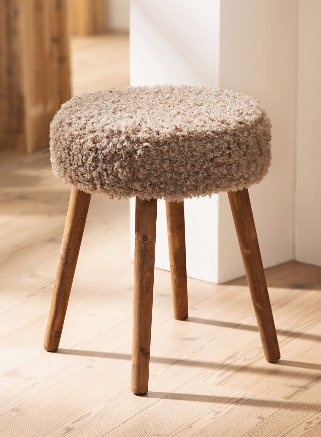 Dekoleidenschaft Polsterhocker "Schaffell" Holz & Kunstfell Ø 35 x 45 cm, Hocker Sitzhocker Fußhocker – Bild 5 von 5