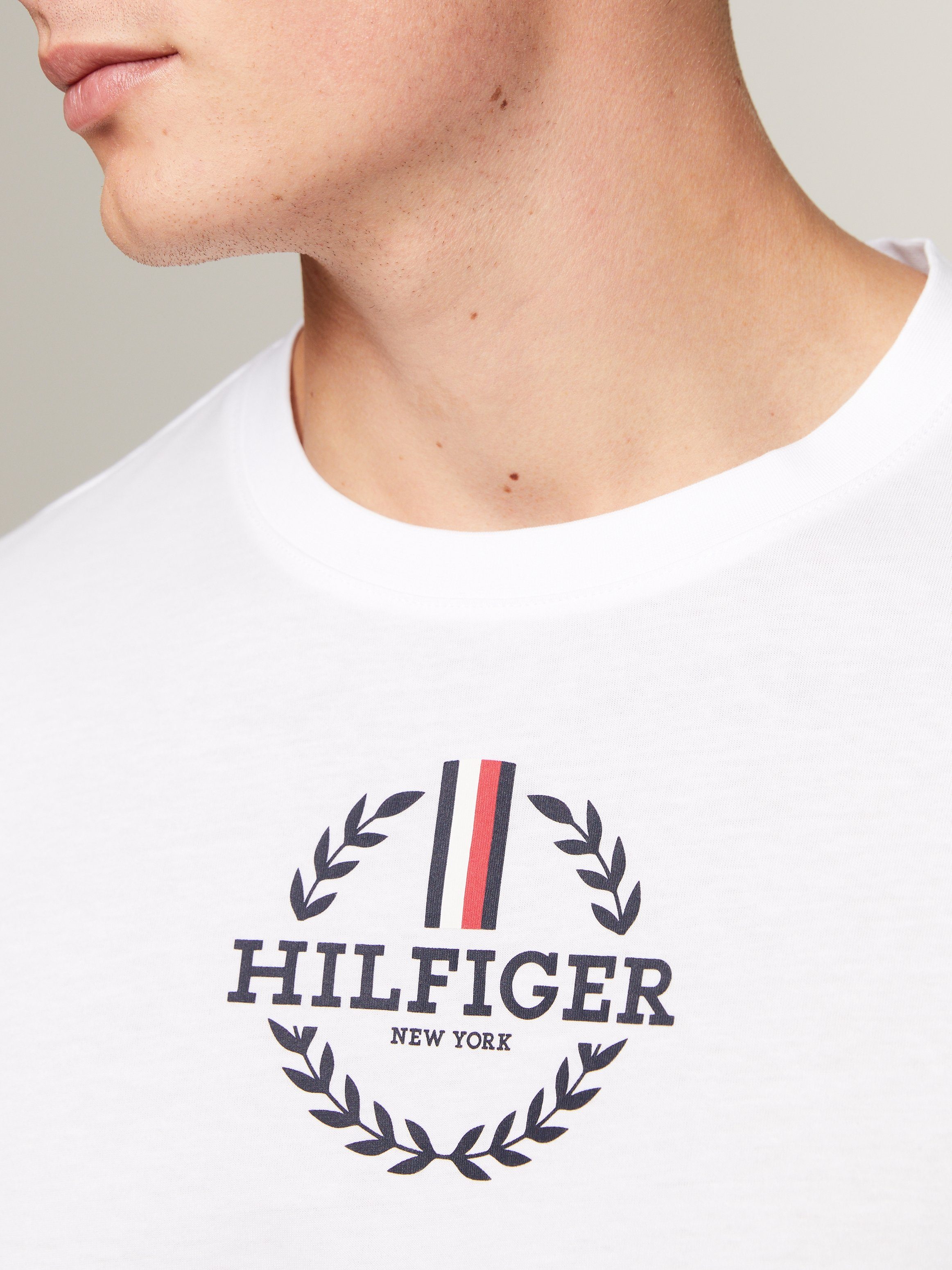 Tommy Hilfiger T-Shirt GLOBAL STRIPE WREATH TEE mit Archive-Wappen-Logo – Bild 2 von 5