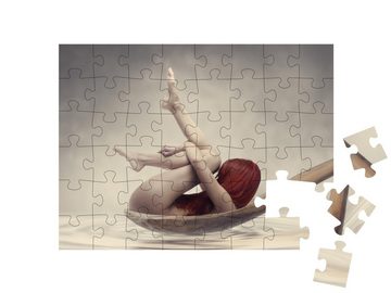 puzzleYOU Puzzle Fine Art Aktfotografie: Das Bad auf dem Holzlöffel, 48 Puzzleteile, puzzleYOU-Kollektionen Erotik
