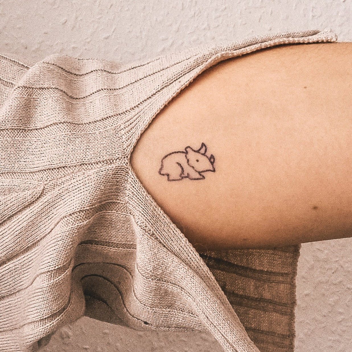 Inkster Schmuck-Tattoo Kleiner Triceratops Tattoo, wasserfestes temporäres Tattoo, 2 Wochen Halt