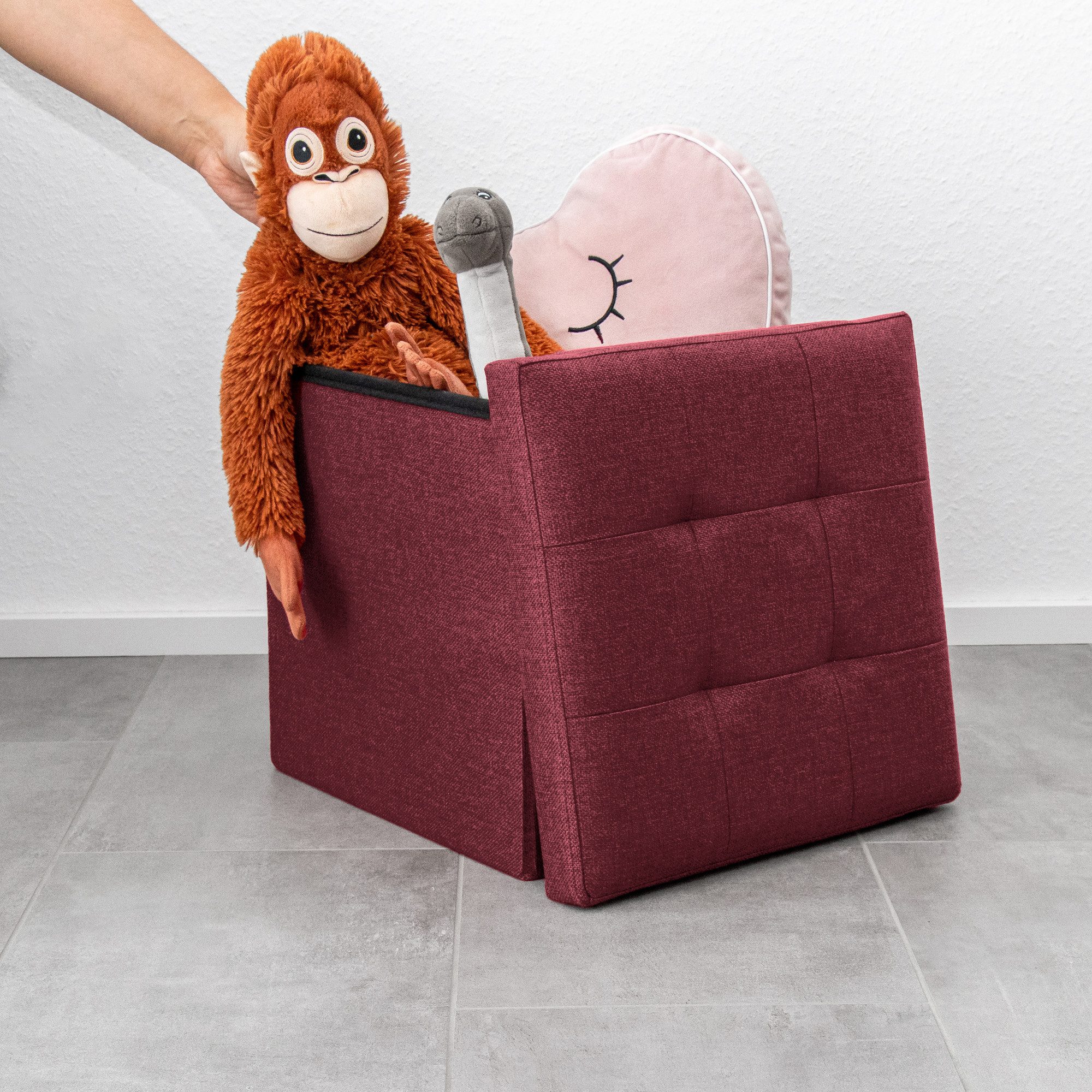 Intirilife Sitzhocker (Sitzwürfel mit Stauraum 38x38x38 cm in KIRSCH ROT - Fußablage, 1 St), Faltbarer Sitzhocker aus Stoff mit Mulden - Aufbewahrungsbox Fußhoc – Bild 5 von 5
