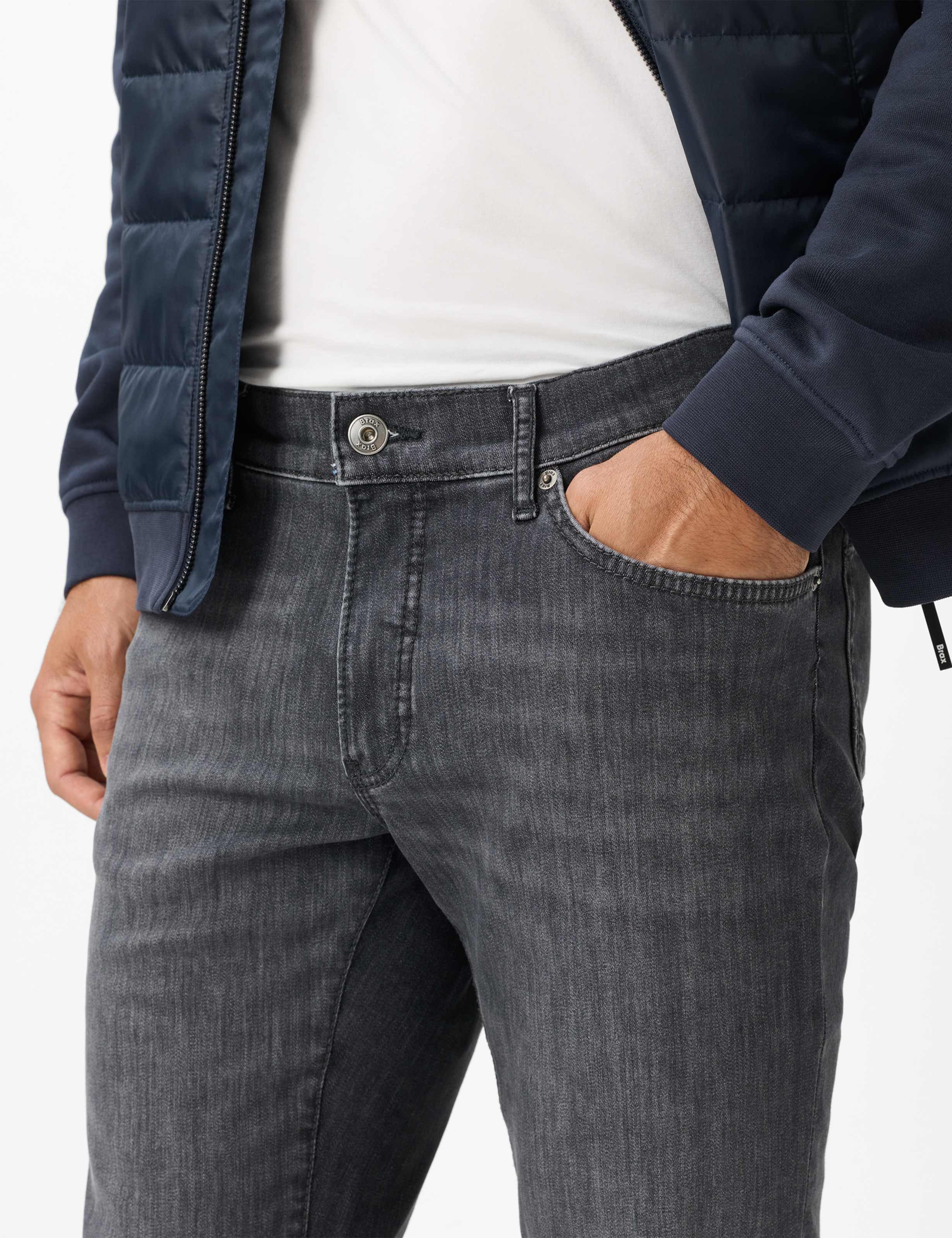 Brax 5-Pocket-Jeans Style CHUCK Hi-FLEX: Five-Pocket-Jeans im Modern Fit – Bild 4 von 5