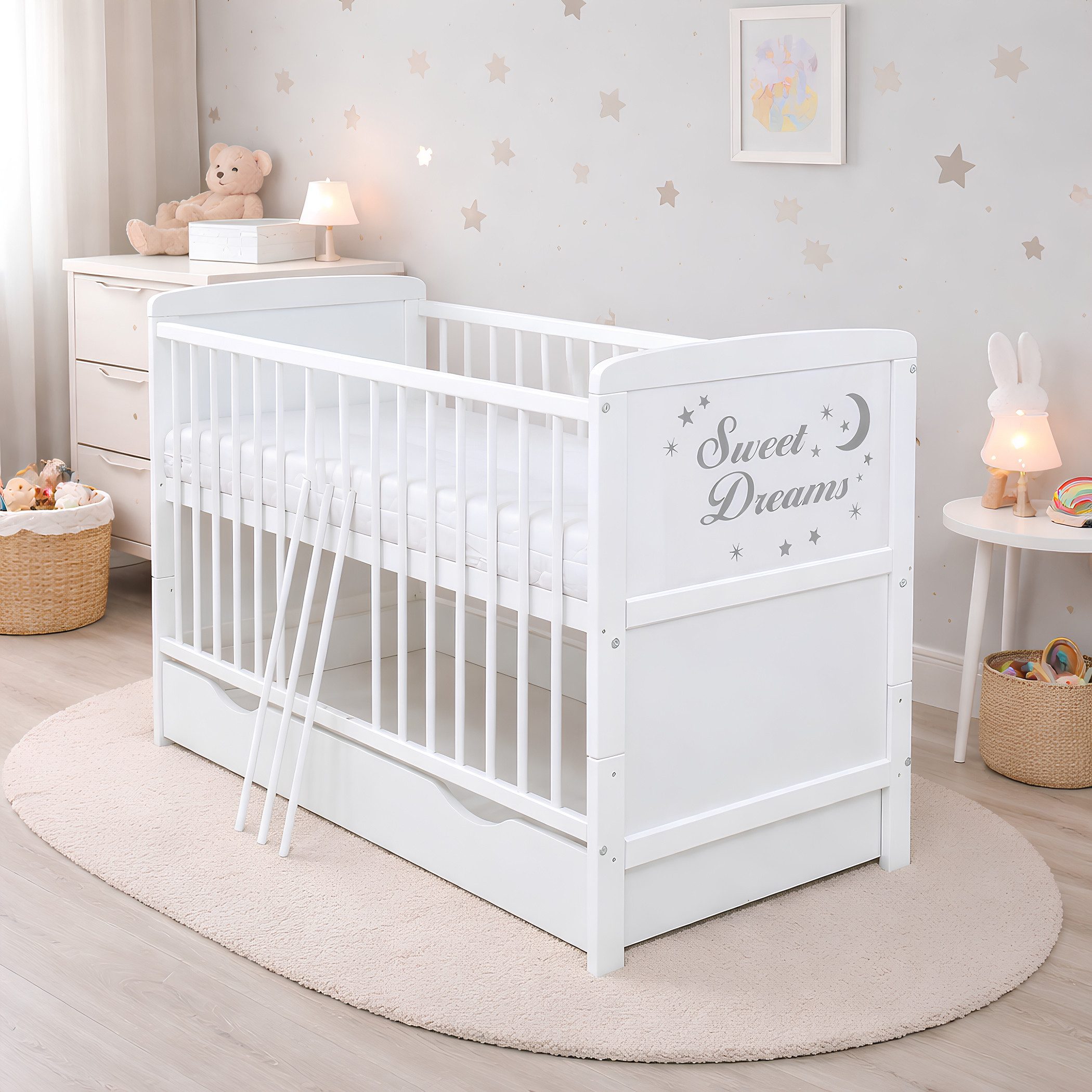 Baby-Delux Babybett Sweet Dreams Bettkasten, Kinderbett Gitterbett 140x70 weiß mit Beißschienen Schublade, Matratze