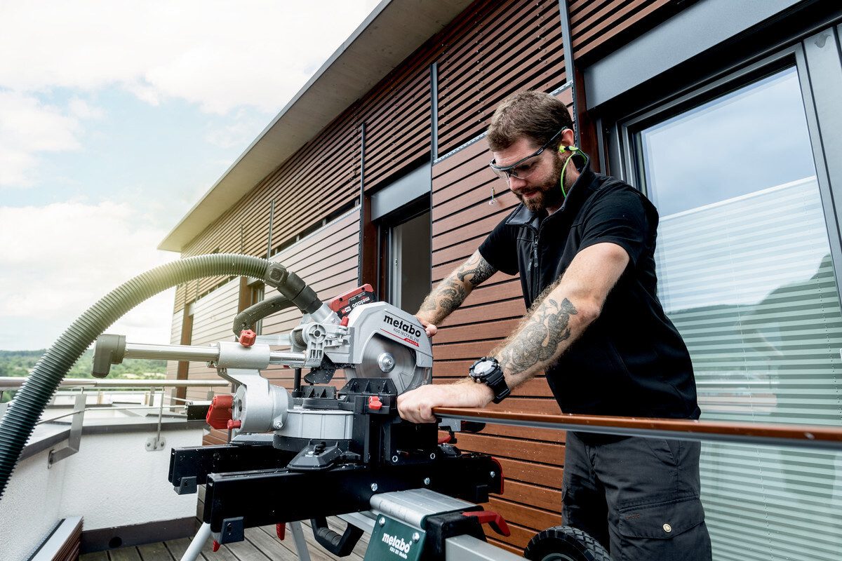 metabo Akku-Kapp-Gehrungssäge KGS 18 LTX BL 216, Kappsäge 2 x 8 Ah LiHD im Karton