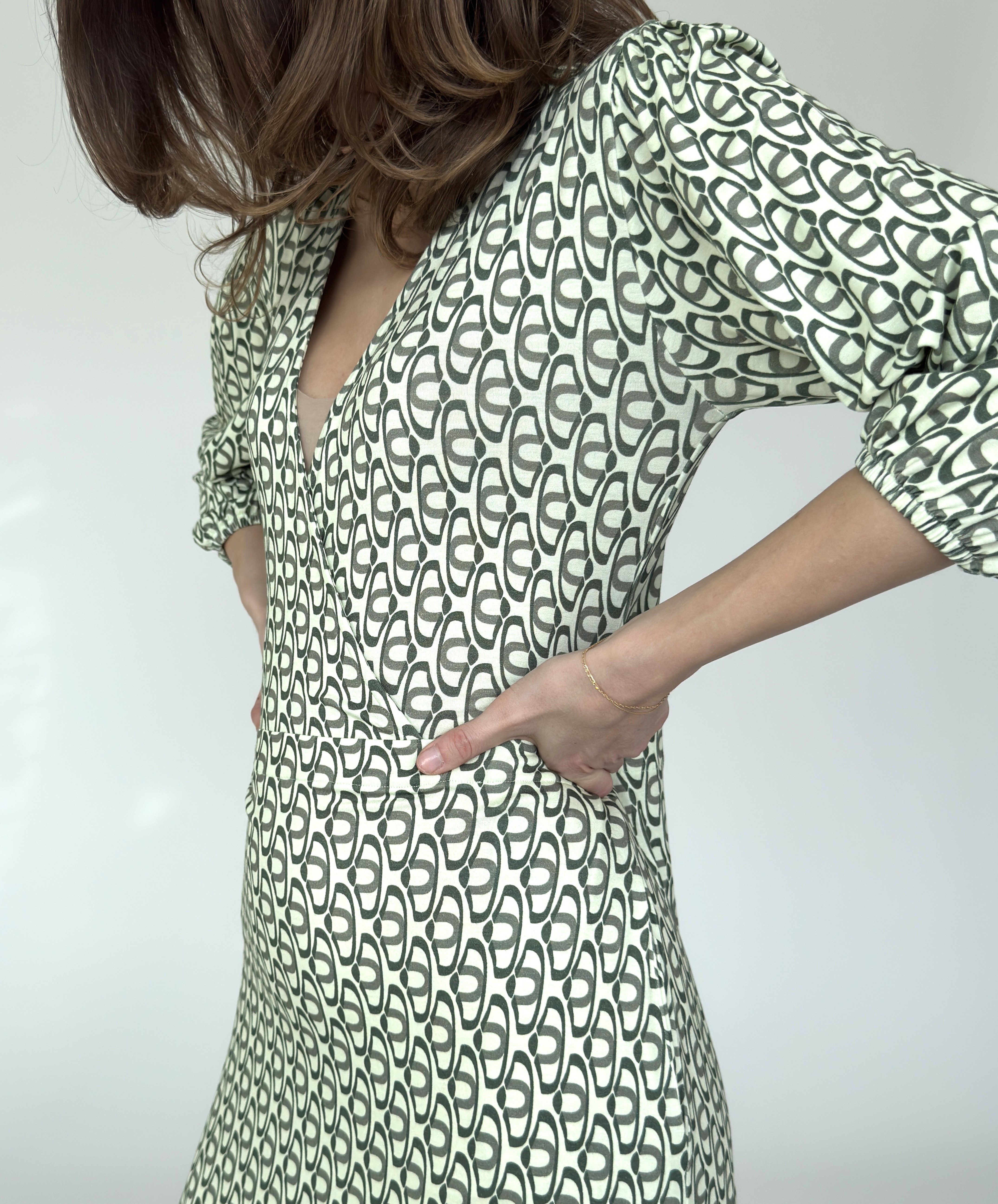 Zuckerwatte Tunikakleid mit V-Ausschnitt aus Viskose Superstretch